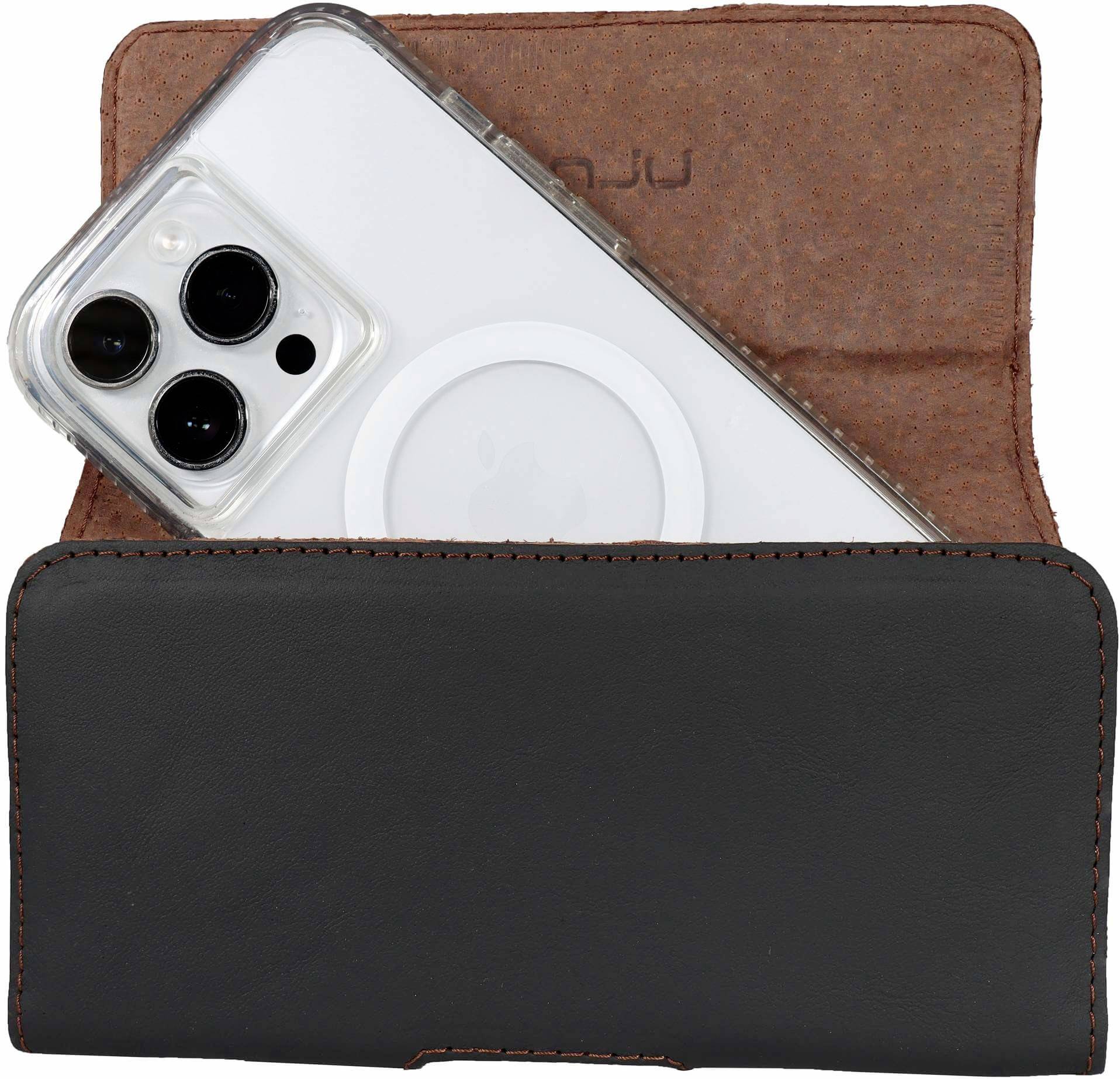 Eine schwarze Ledertasche mit brauner Innenauskleidung, in der sich ein Smartphone mit durchsichtigem Gehäuse befindet.