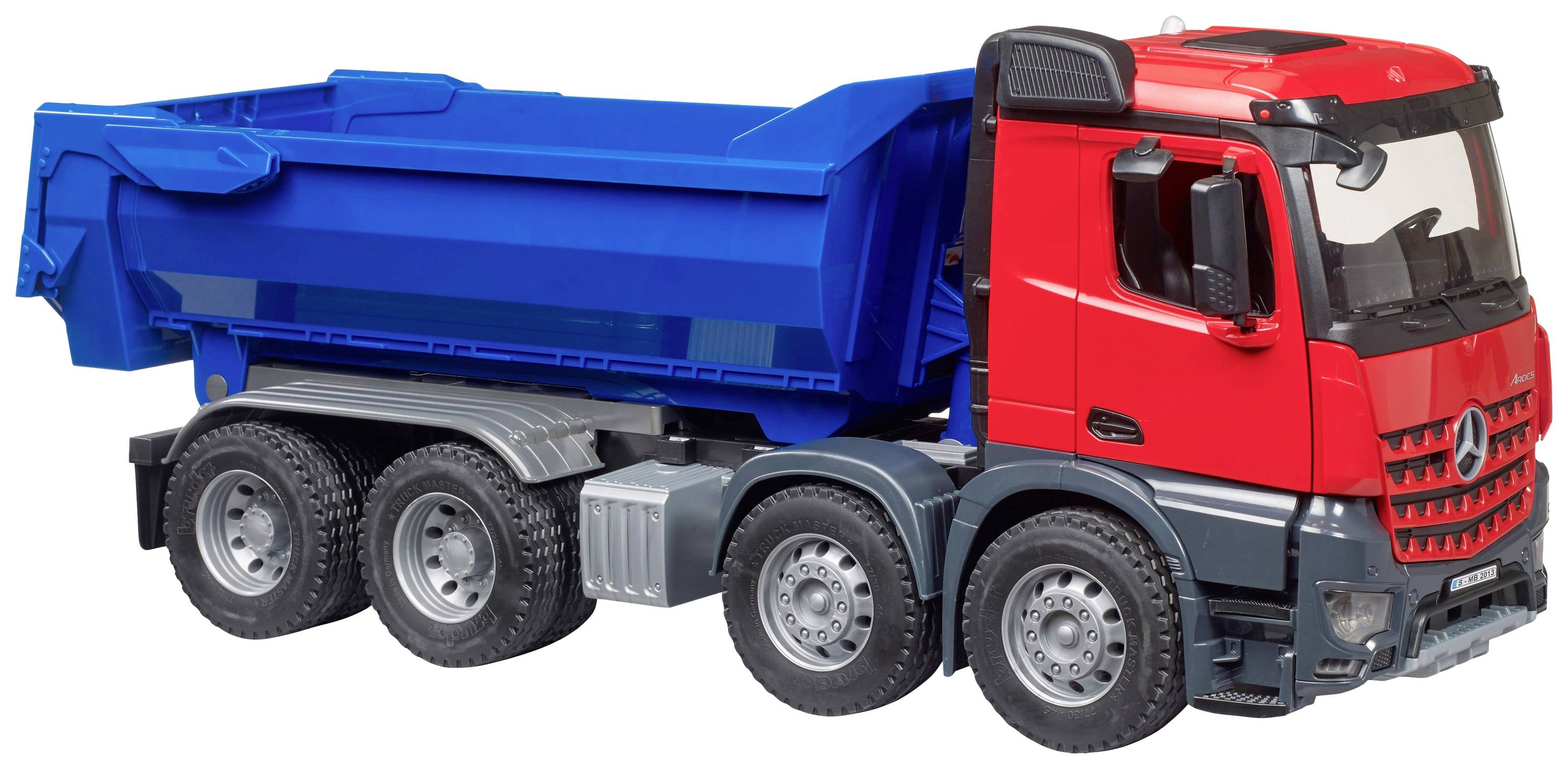 Ein roter Spielzeug-LKW mit blauer Ladefläche auf weißen Hintergrund. Der LKW hat sechs Räder und ist detailgetreu gestaltet.