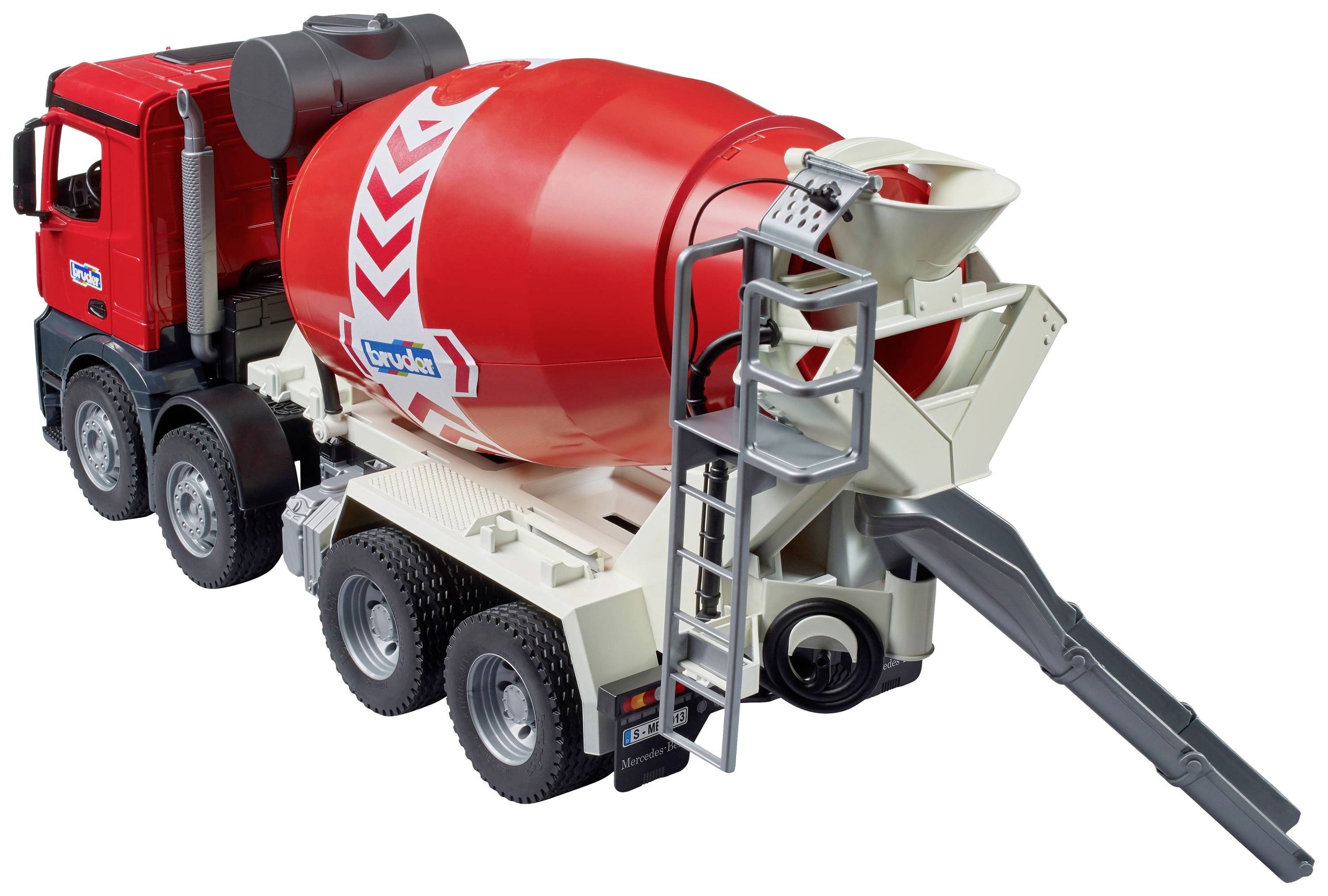 Ein roter Betonmischer-Lkw mit mehreren Achsen, grauen Leitern und einem Auslaufrohr steht seitlich auf einer Fläche.