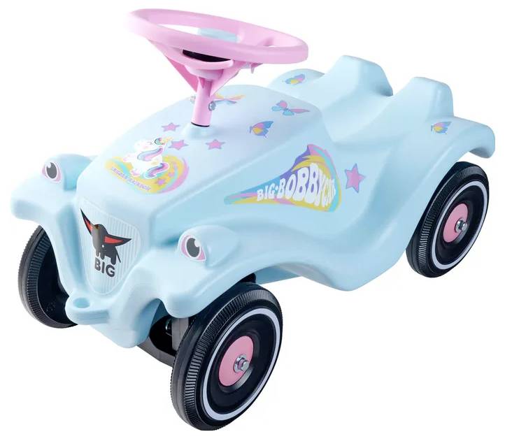 Gemütliches modernes Wohnzimmer mit gebogenem beigefarbenem Sofa, rundem Holz-Couchtisch, Wandkunst, Regaldekoration in der Wand und Deckenstrahlern.