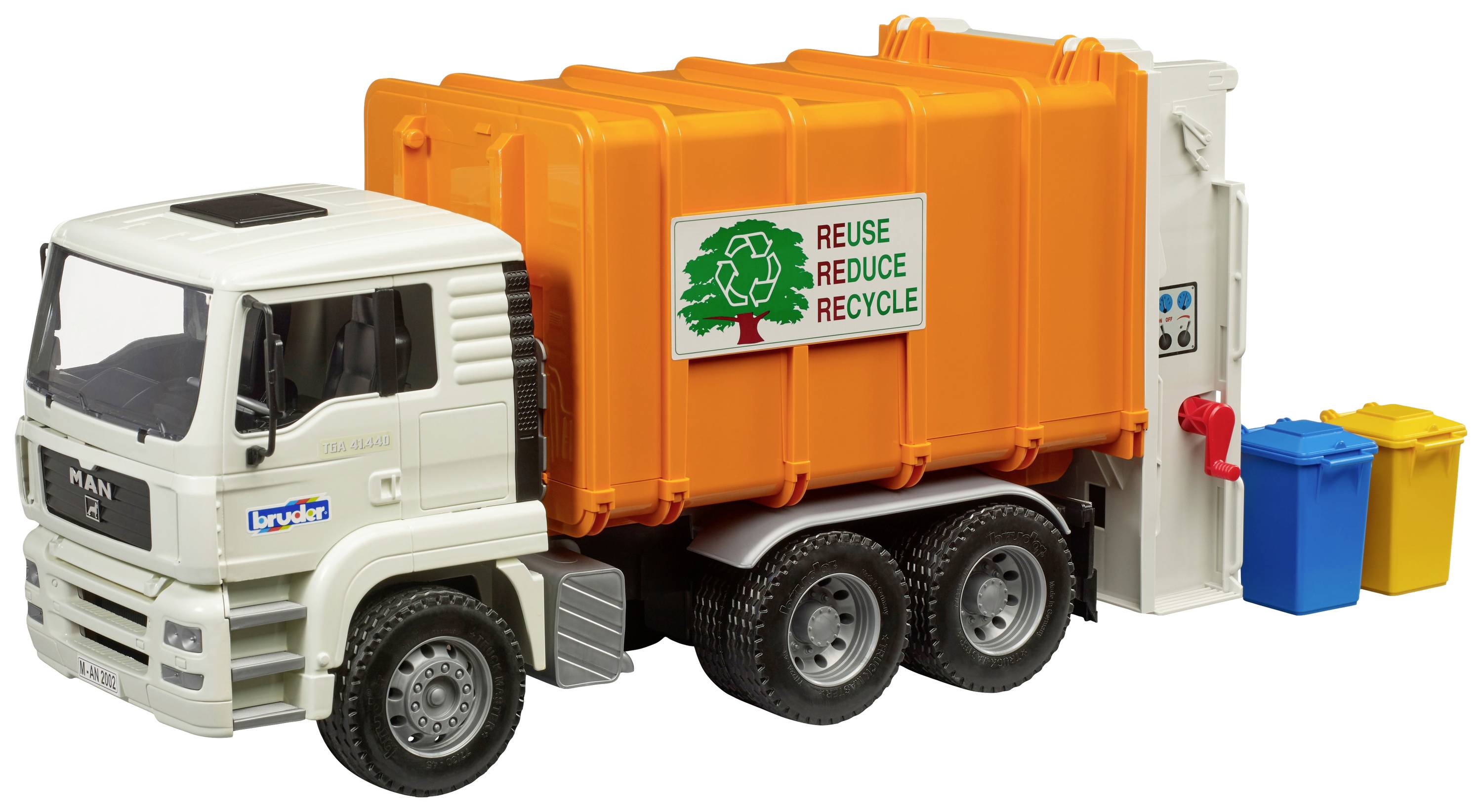 Spielzeug-Müllwagen in Weiß und Orange mit Aufschrift 'Reuse Reduce Recycle'. Zwei Mülltonnen stehen daneben.