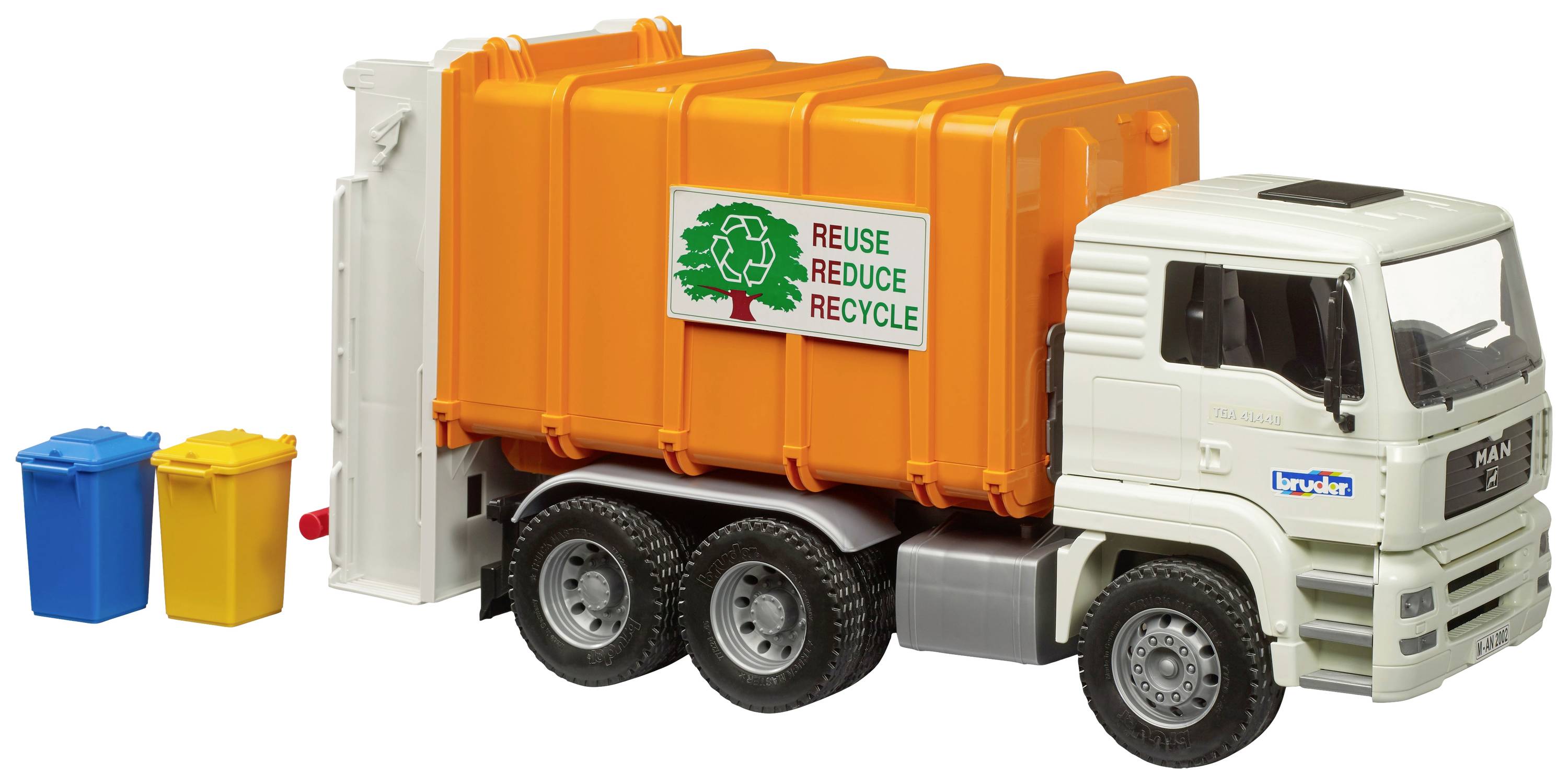 Ein weißer Müllwagen mit orangener Ladefläche, darauf das Logo 'Reuse Reduce Recycle'. Daneben stehen blaue und gelbe Mülltonnen.
