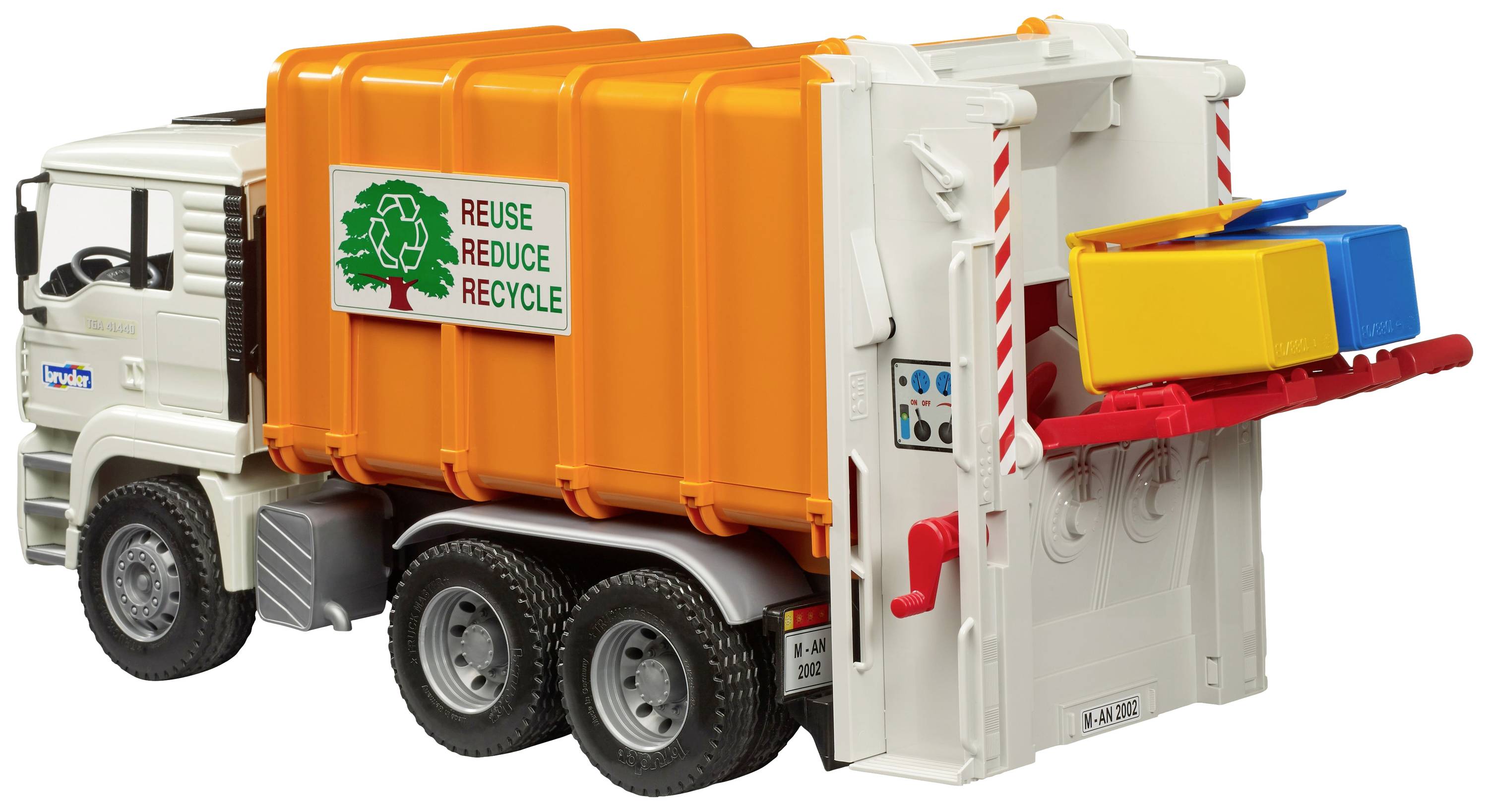 Spielzeug-Müllwagen mit orangener Ladung. Der Schriftzug 'Reuse Reduce Recycle' ist seitlich angebracht. Ladehebel hinten hebt Behälter.