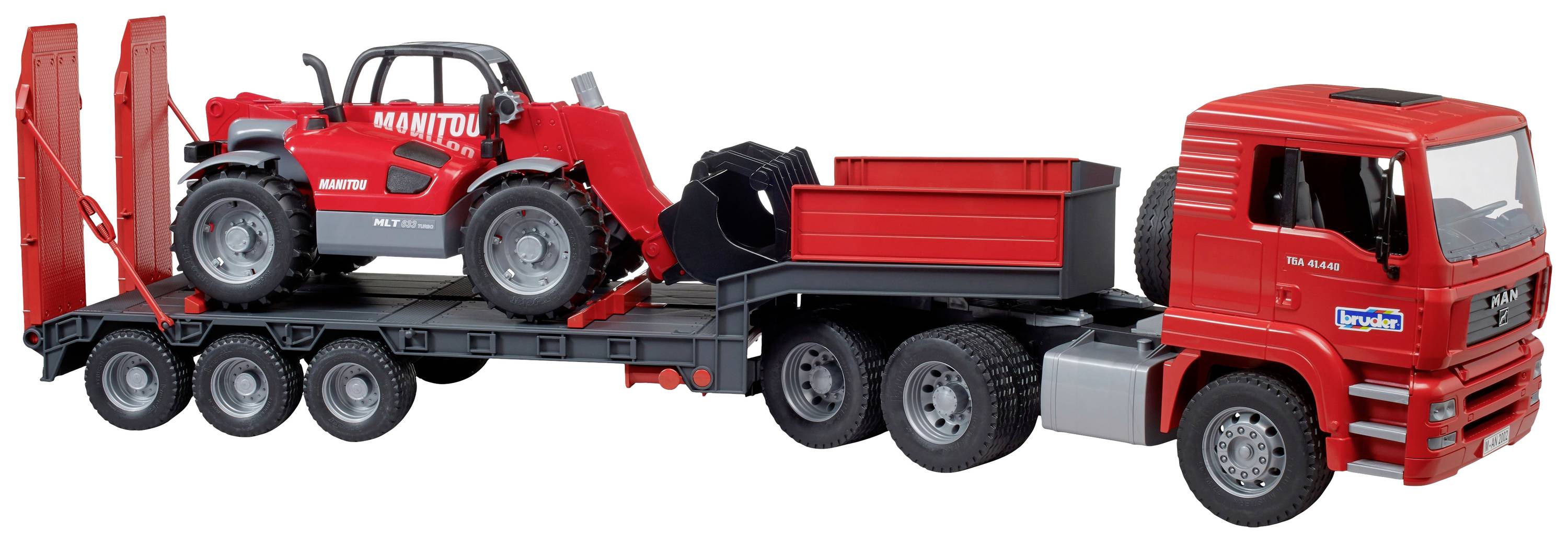 Ein roter Spielzeuglastwagen mit Anhänger transportiert einen roten Gabelstapler. Beide Fahrzeuge sind detailliert gestaltet.