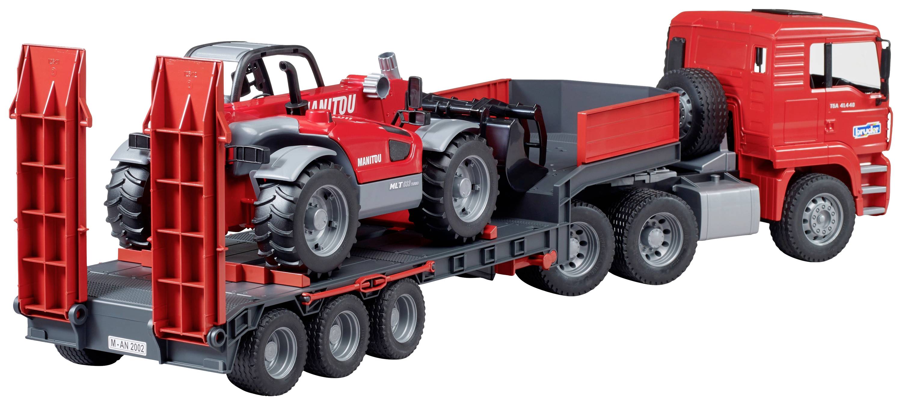 Ein roter Spielzeug-Truck transportiert einen kleineren roten Bagger auf einem Anhänger. Beide sind detailreich gestaltet.