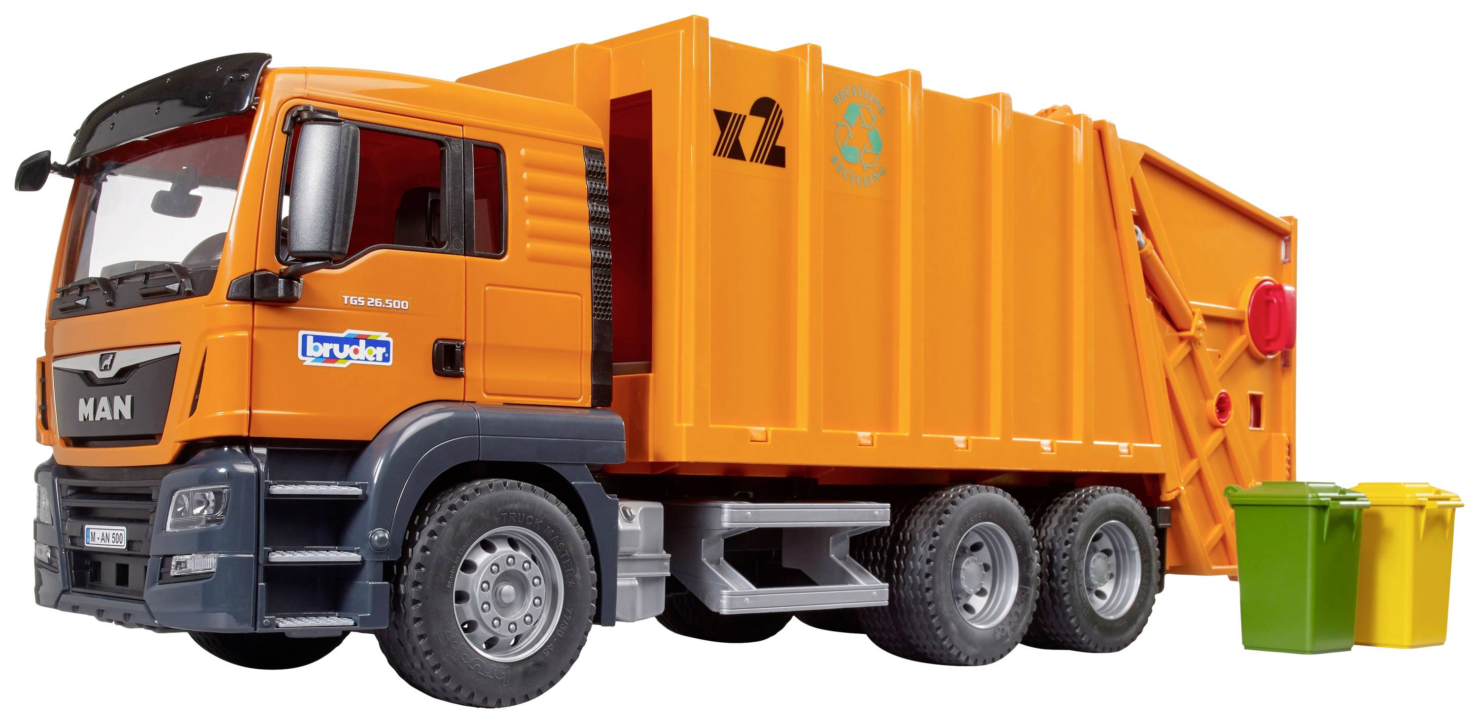 Ein orangefarbener Müllwagen mit drei Achsen, daneben stehen zwei Mülltonnen in Grün und Gelb.