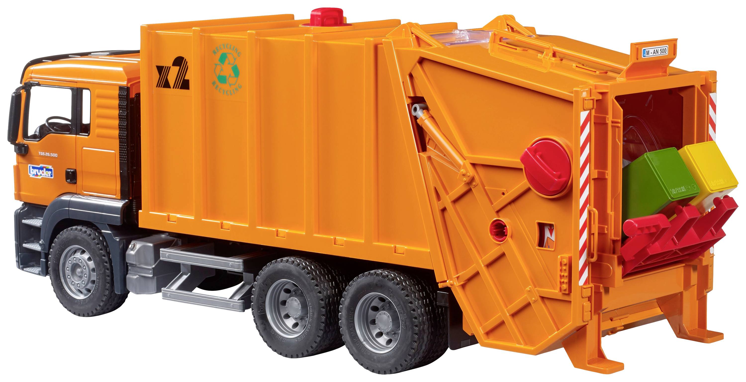 Ein orangefarbener Müllwagen mit offener Heckklappe zeigt grüne und gelbe Tonnen, die in das Fahrzeug geladen werden.