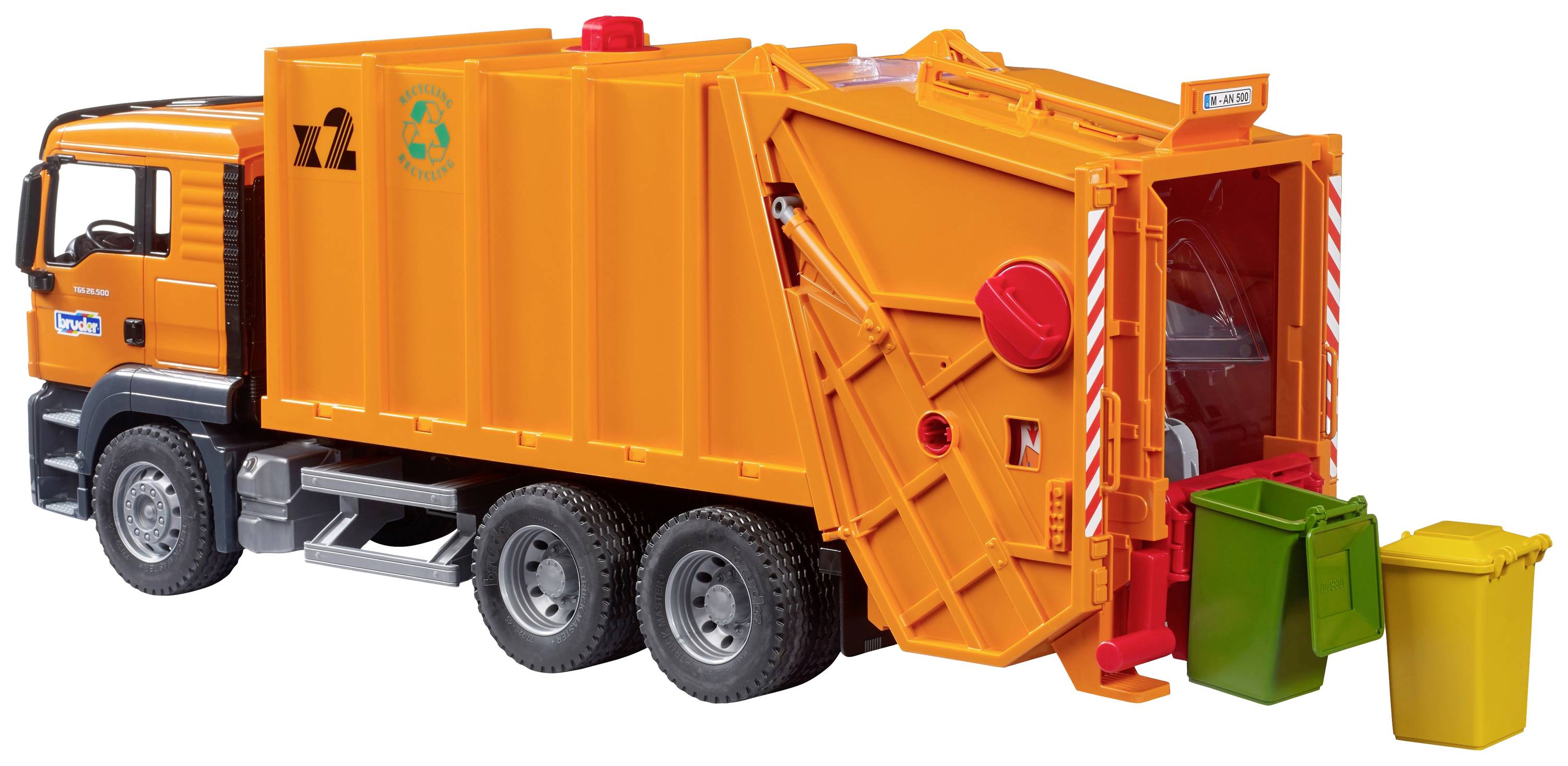 Ein orangefarbener Müllwagen lädt Mülltonnen über eine automatische Vorrichtung ein. Im Hintergrund sind zwei Mülltonnen, grün und gelb.