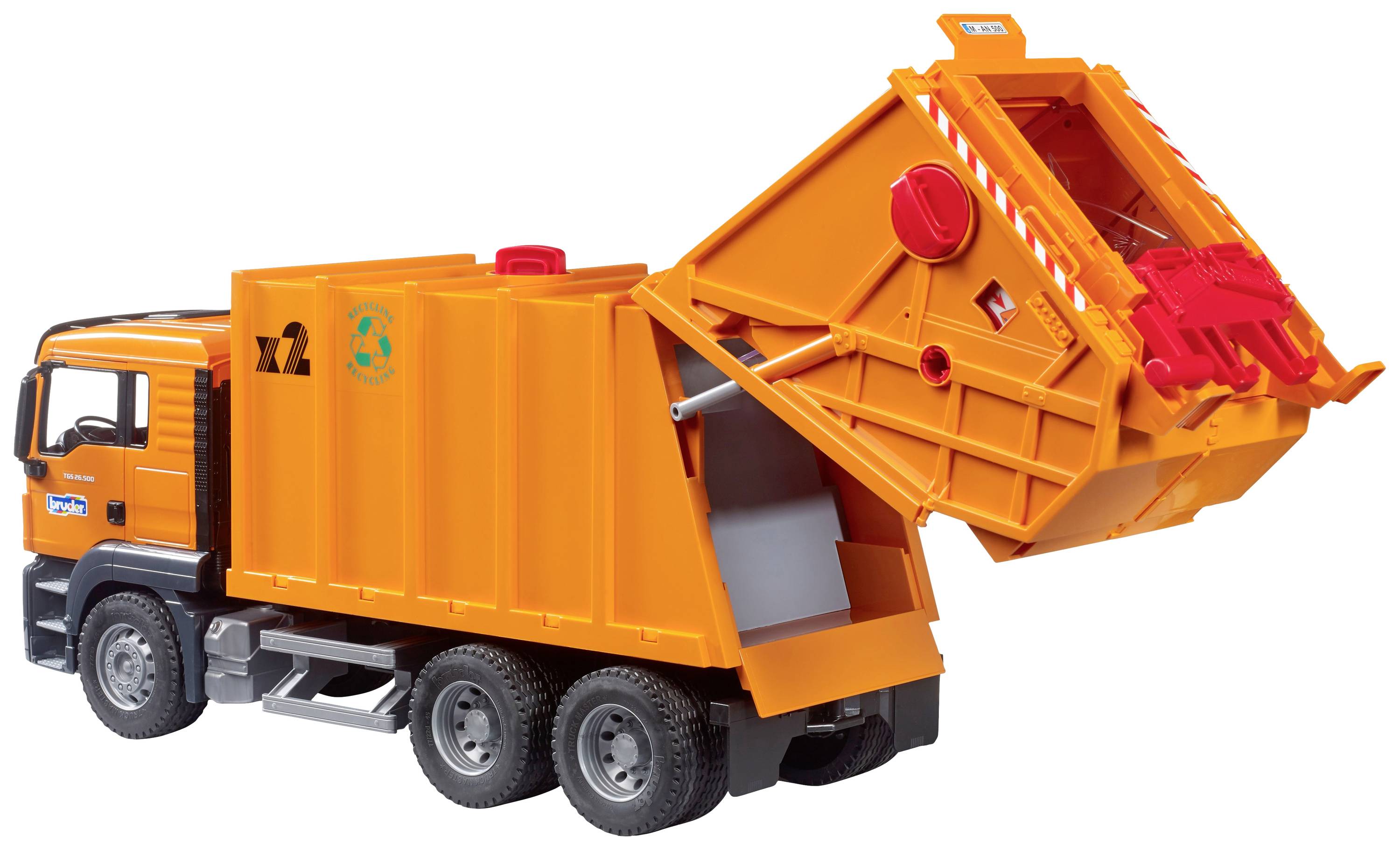 Ein orangefarbener Müllwagen mit angehobenem Container zeigt die Mechanik des Entleerungsvorgangs auf einer weißen Fläche.