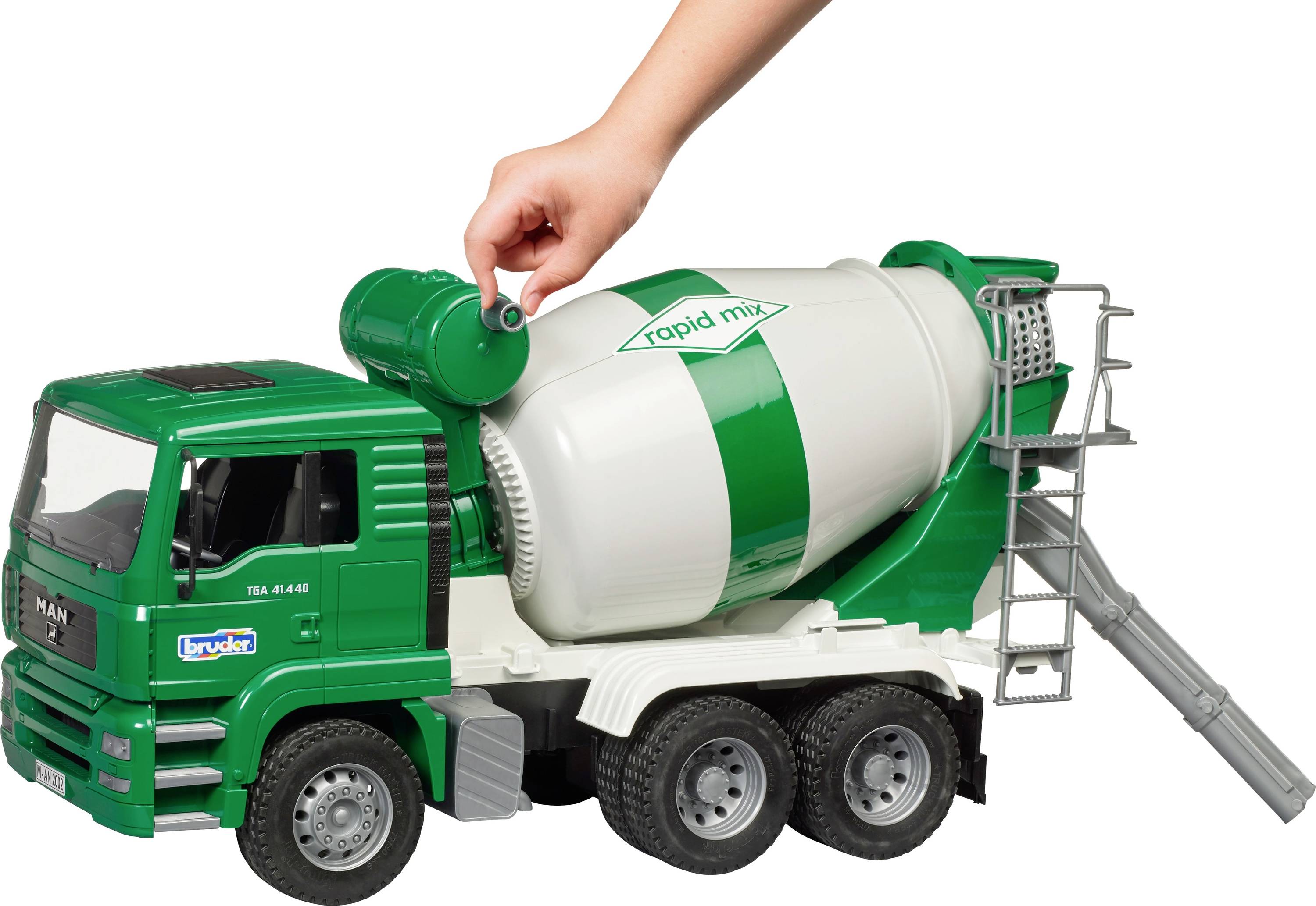 Ein Kind füllt die grüne Ladung in einen Spielzeug-Betonmischer. Der Lkw ist grün-weiß mit der Aufschrift 'rapid mix'.
