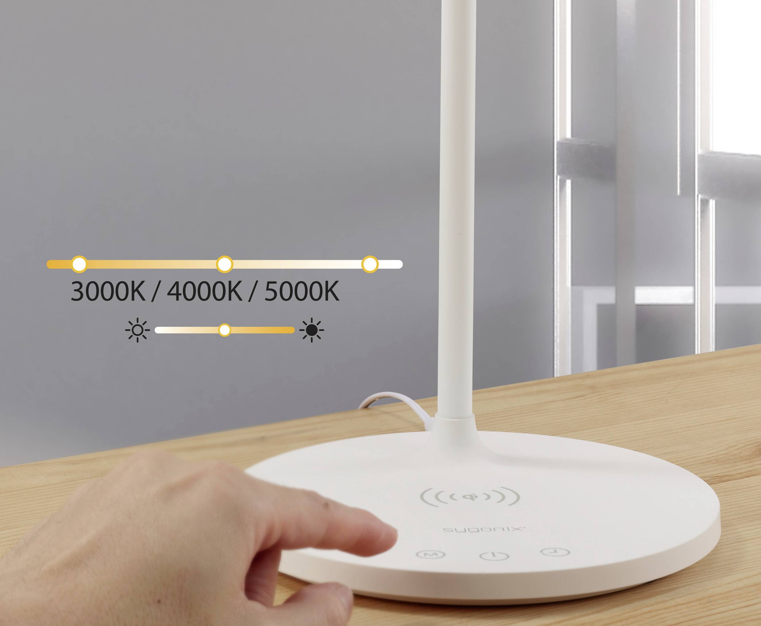 Eine Hand berührt die Basis einer Tischlampe mit einem Touch-Panel, das Lichttemperaturen von 3000K, 4000K und 5000K anzeigt.