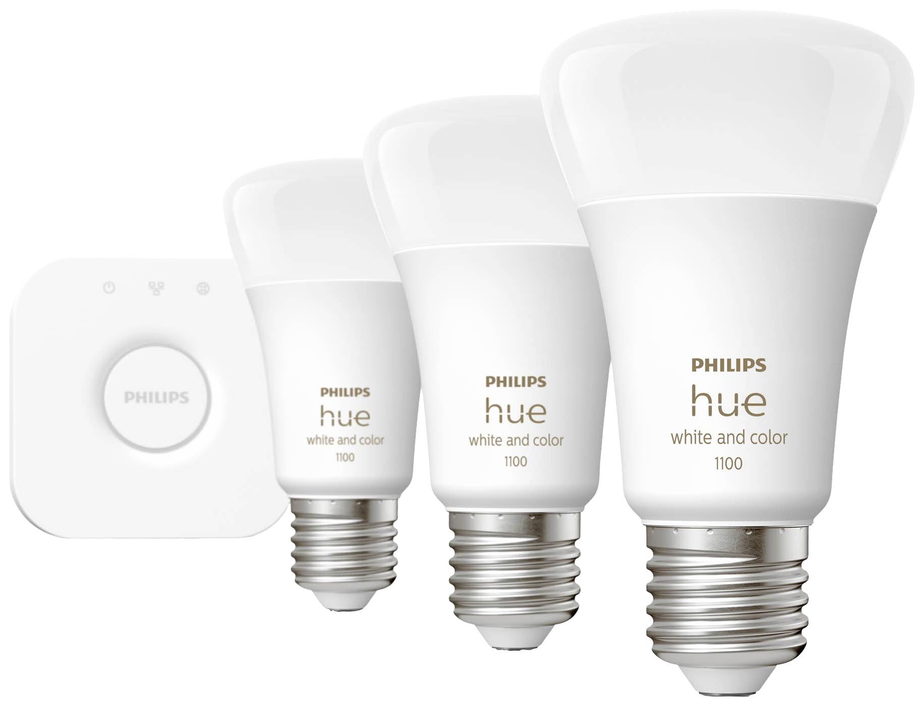 Drei Philips Hue White and Color Glühbirnen und ein Philips Hue Bridge-Gerät. Smarte Beleuchtungslösung für Farbänderung und Fernsteuerung.