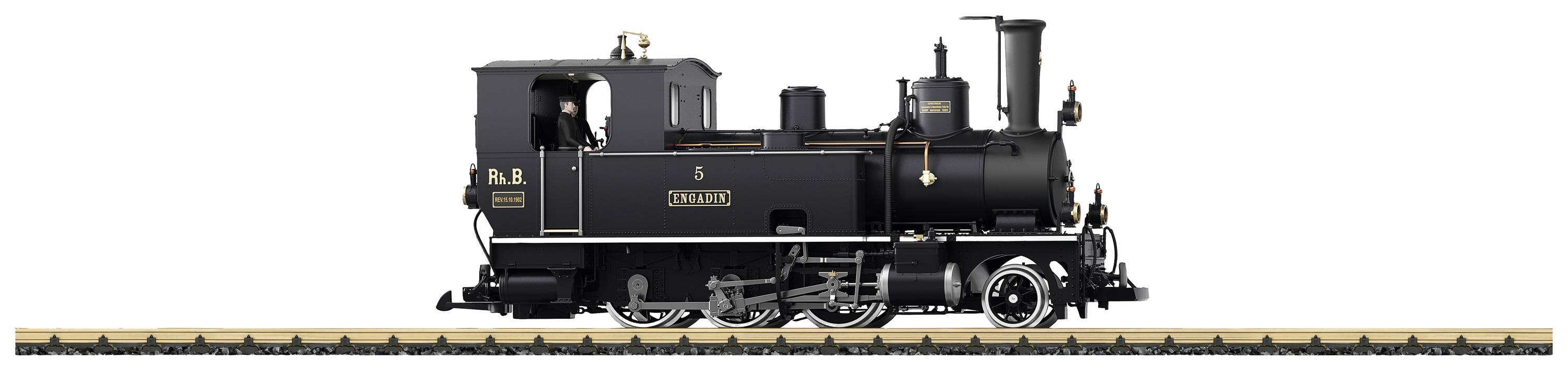 Kleiner, schwarzer Dampflokomotive auf einem Gleis von der Seite gesehen. Ein Lokführer ist im Führerstand sichtbar.