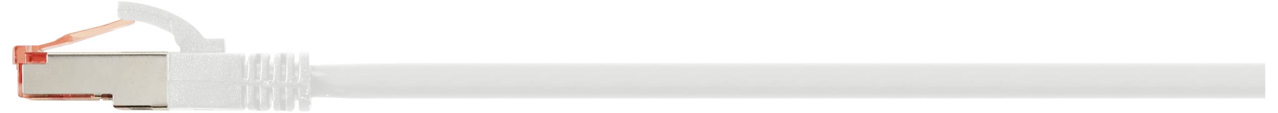 Netzwerkkabel mit transparentem Stecker, auf weißem Hintergrund.