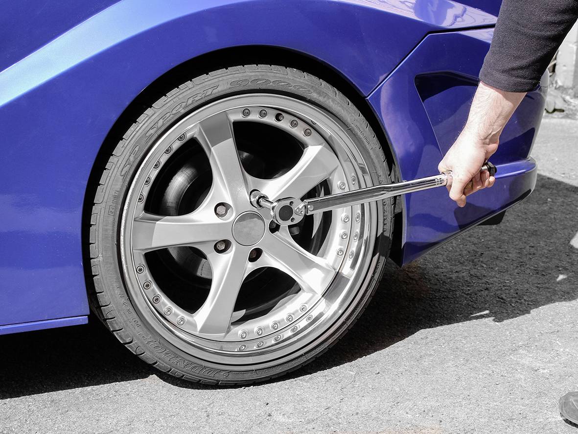 APA Drehmomentschlüssel 1/2 Zoll 28-210 Nm 21058 Drehmomentschlüssel-Set mit Einsteckwerkzeugen, mit Umschaltknarre 1/2"