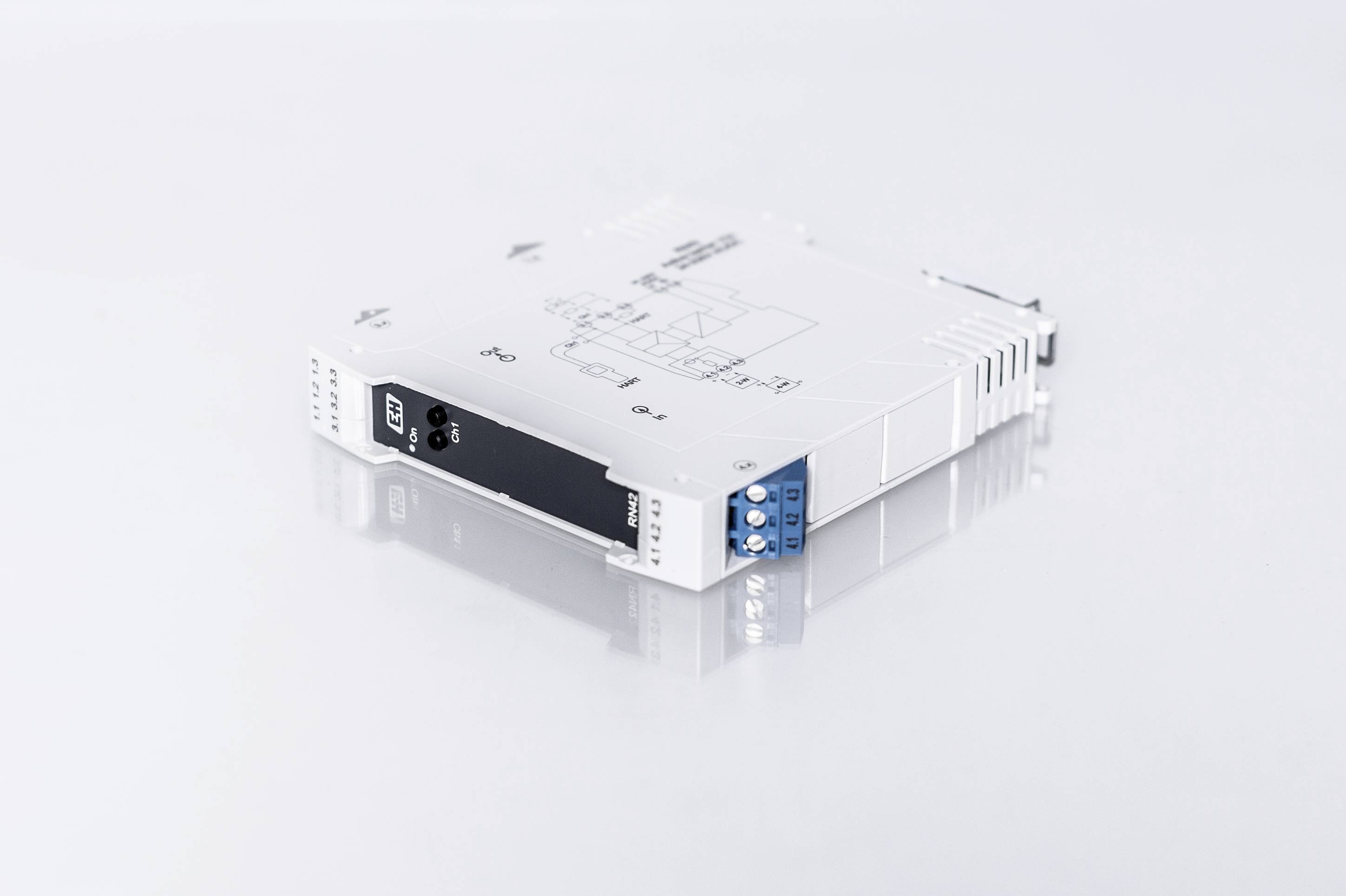 Kompaktes elektronisches Gerät mit mehreren Anschlüssen und Bedienelementen auf weißem Hintergrund.