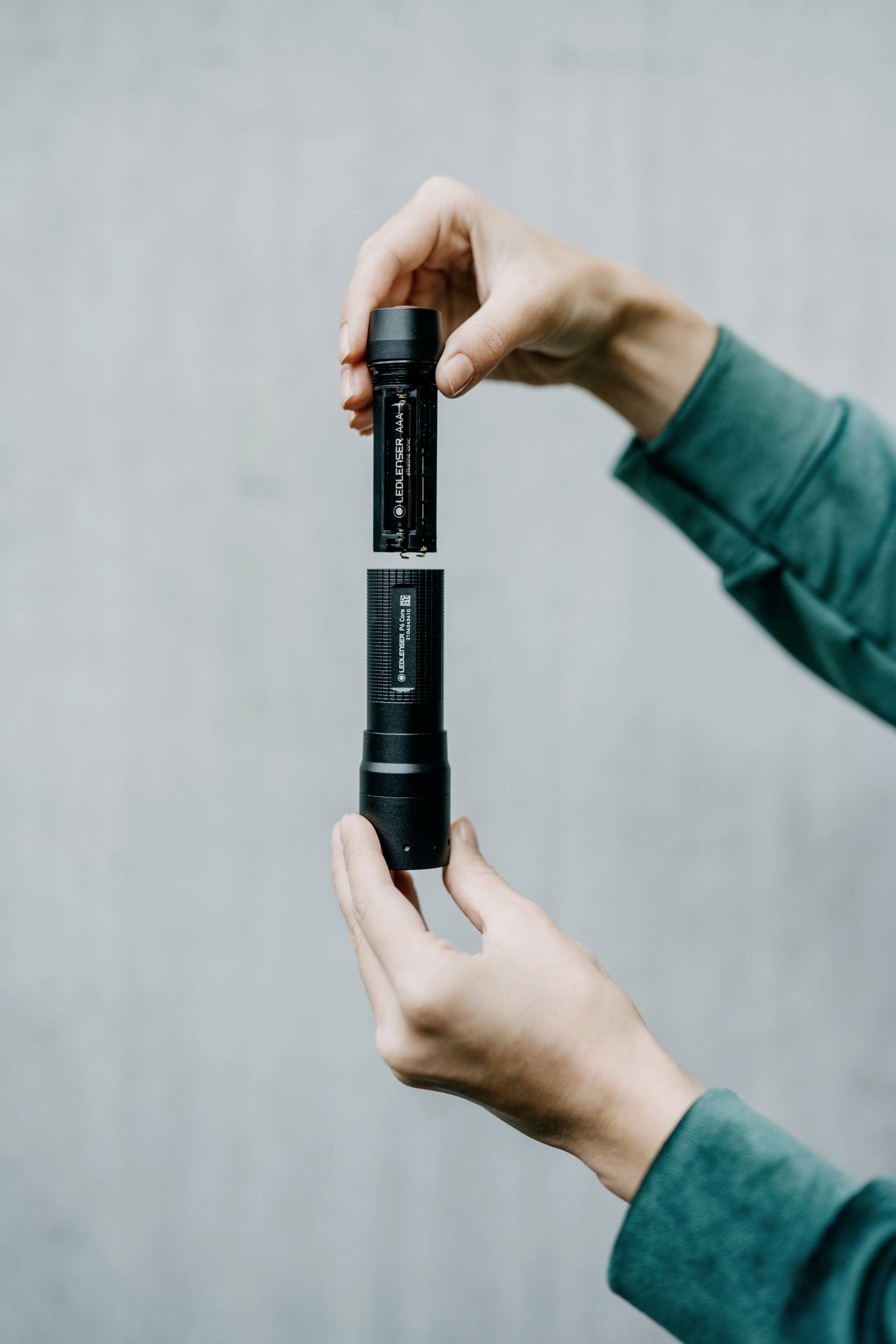 Ledlenser P6 Core LED Stablampe mit Handschlaufe batteriebetrieben 300 lm 25 h 130 g