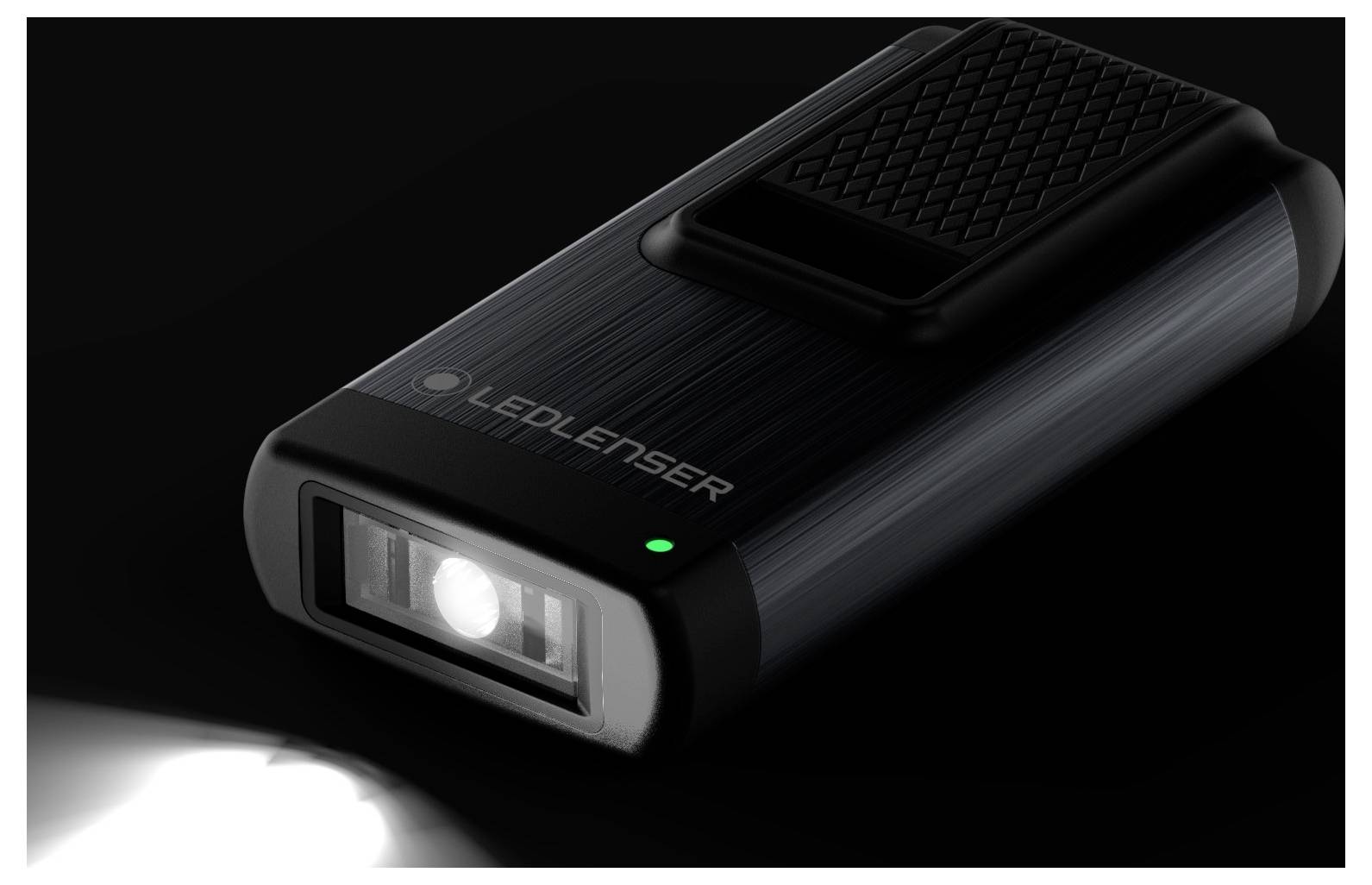 Schwarze Ledlenser-Taschenlampe mit grüner Anzeigelampe, dargestellt in eingeschaltetem Zustand und mit einem hellen Strahl in der unteren linken Ecke leuchtend.