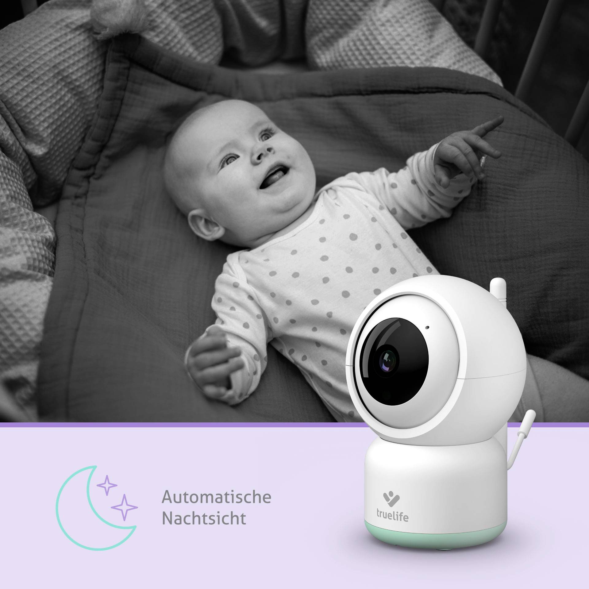 Ein Baby auf einem Bett lächelt und greift nach oben. Im Vordergrund steht eine Kamera mit Beschriftung 'Automatische Nachtsicht'.