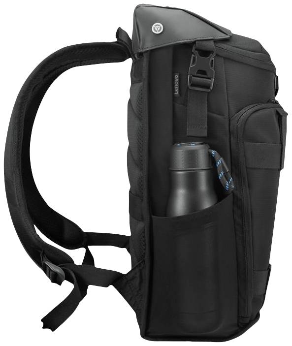 Schwarzer Rucksack in Seitenansicht mit gepolsterten Gurten, zeigt eine Wasserflasche in einem der seitlichen Mesh-Fächer.