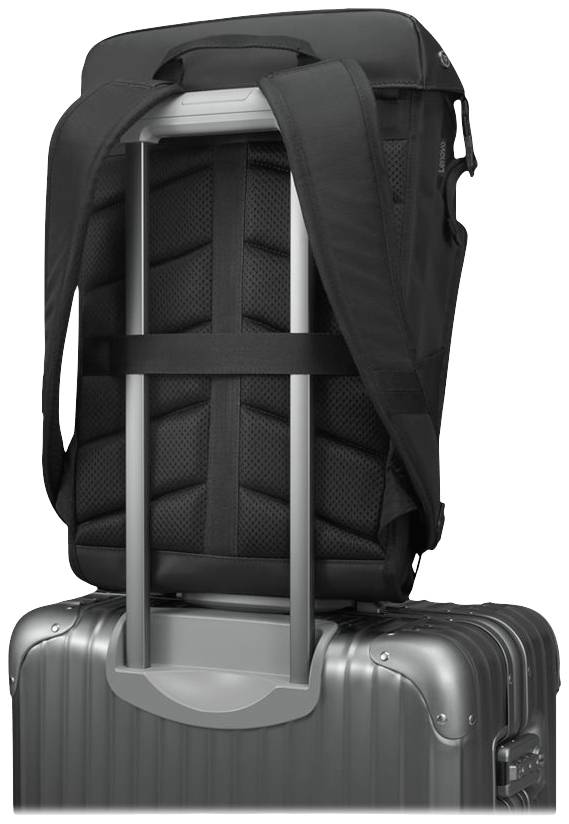 Ein schwarzer Rucksack mit einer Trolley-Lasche, die über den Griff eines silbernen Koffers geschoben ist.