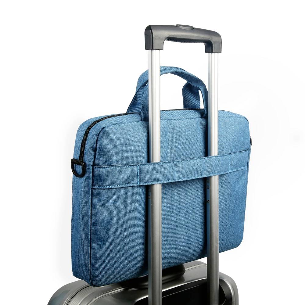 Blaue Laptoptasche auf einem Koffergriff, geeignet für Reisende, zeigt eine praktische Transportlösung.