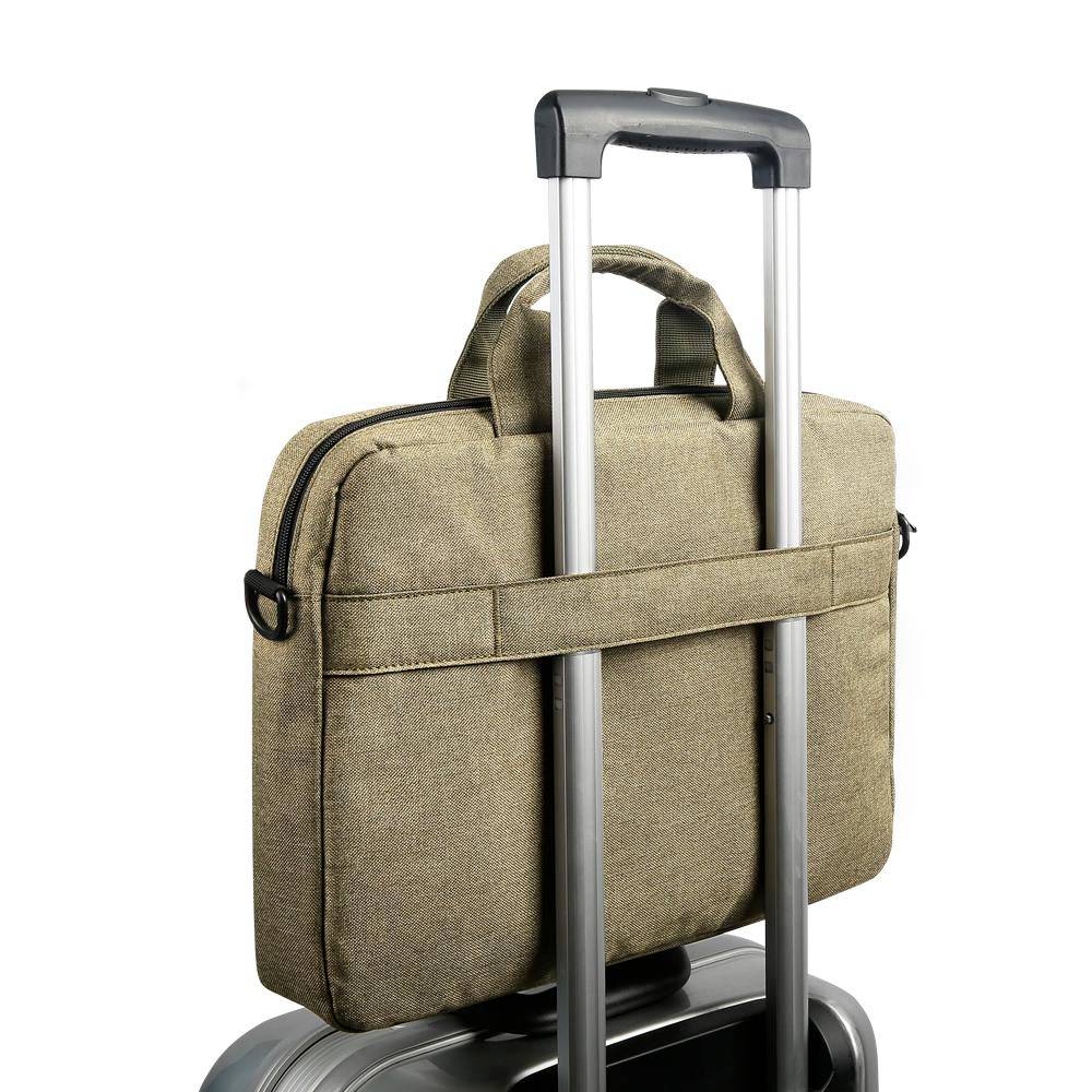 Eine beige Tasche mit Tragegriff ist über den Griff eines silbernen Rollkoffers geschoben.