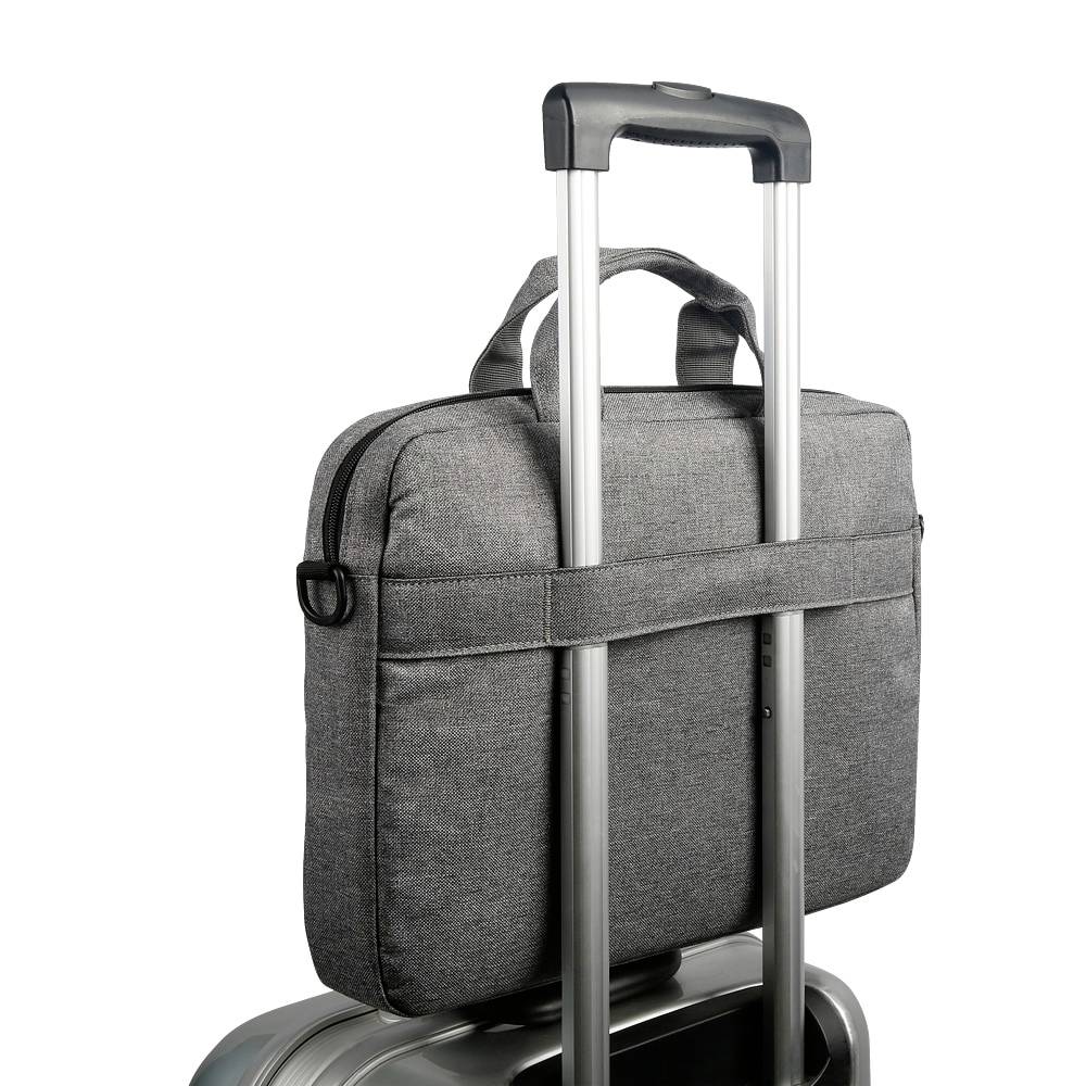 Grau melierte Aktentasche auf einem Rollkoffer. Die Tasche hat zwei Griffe und eine Lasche zur Befestigung am Koffergriff.