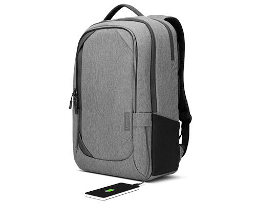 Ein grauer Rucksack mit integriertem USB-Anschluss, an dem ein Smartphone geladen wird.