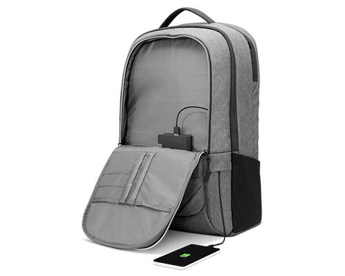 Ein grauer Rucksack mit integriertem USB-Anschluss lädt ein Smartphone auf. Der Rucksack hat mehrere Fächer und einen Tragegriff.