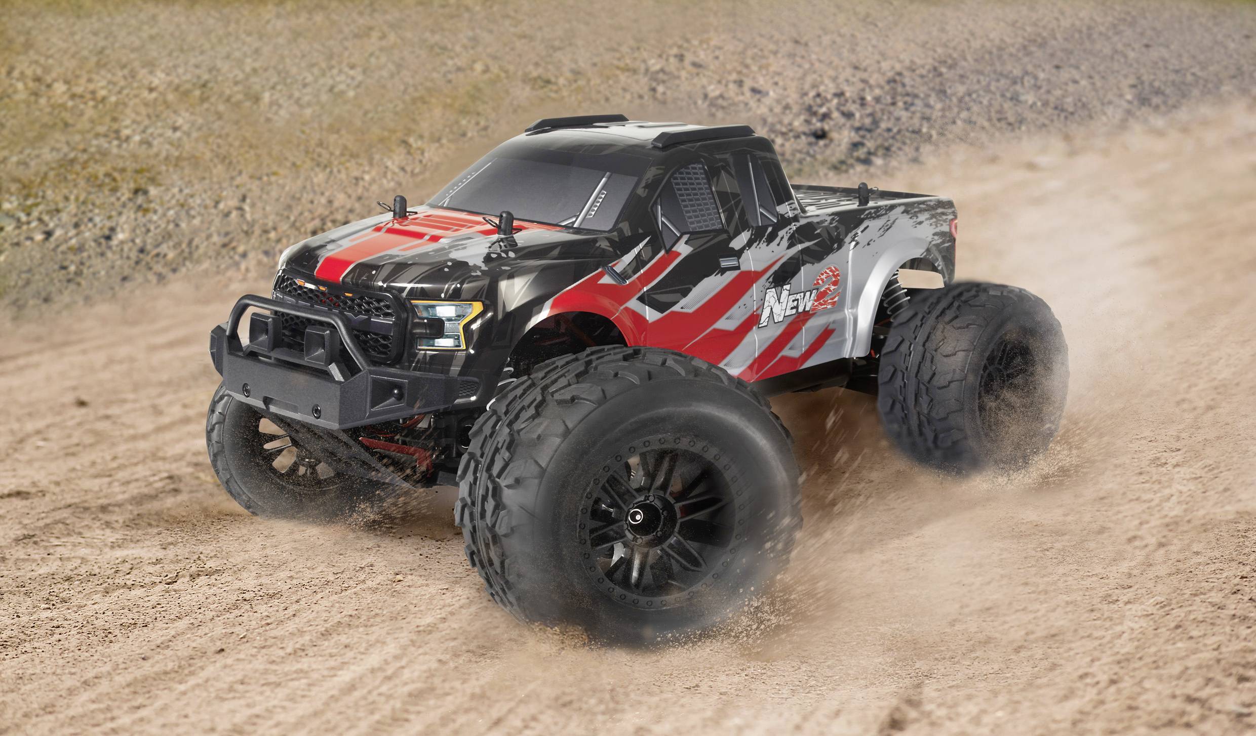 Ferngesteuertes Auto fährt schnell über eine staubige Offroad-Strecke. Das Fahrzeug ist in Rot und Schwarz gehalten.