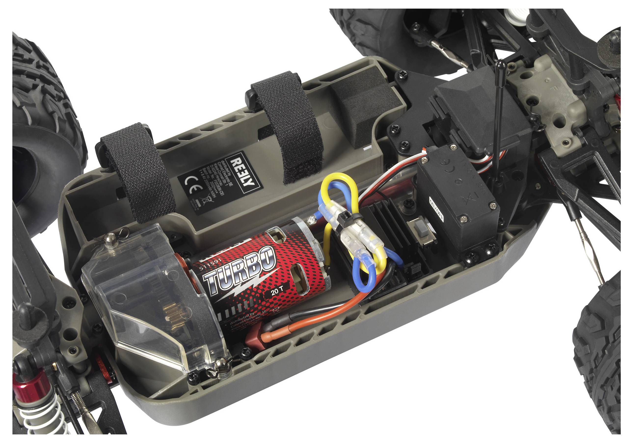 Nahaufnahme eines ferngesteuerten Autos, das den Motor, die Elektronik und die Verkabelung zeigt.