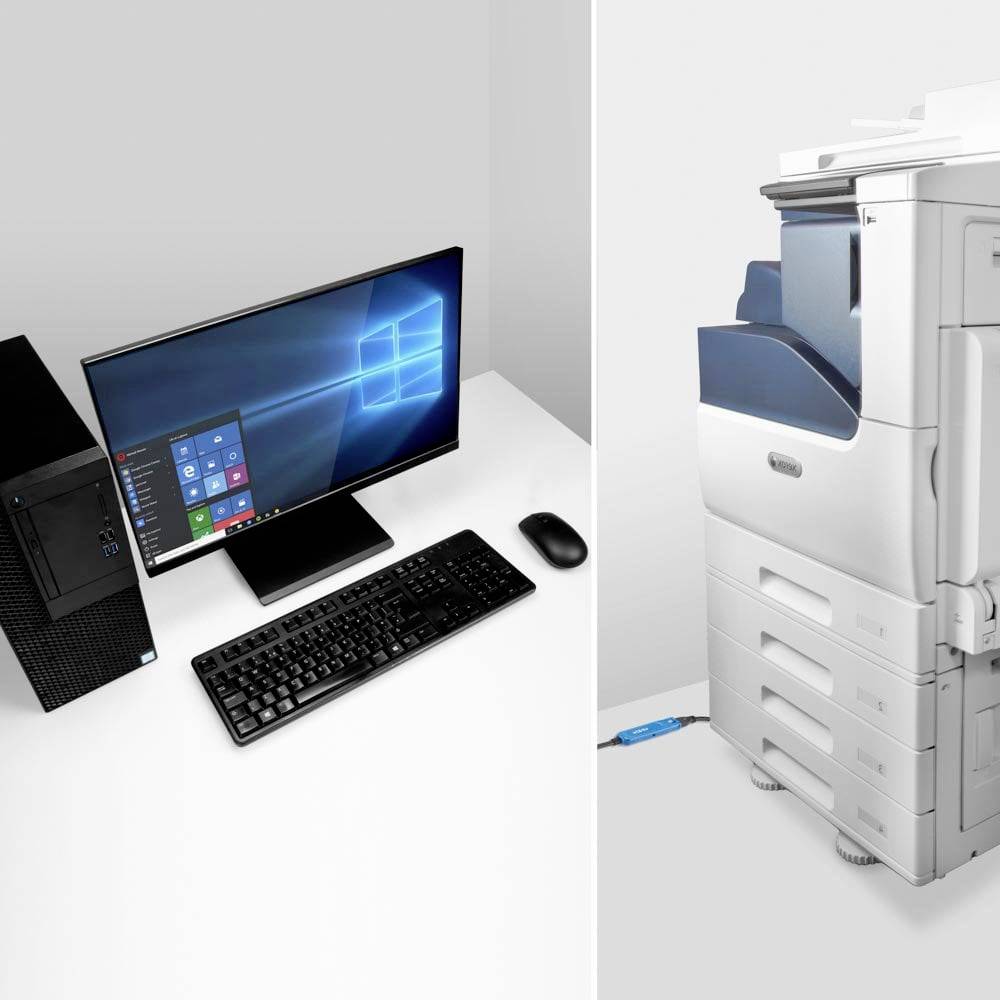 Ein Computerarbeitsplatz mit Monitor, Tastatur und Maus links, daneben ein großer Multifunktionsdrucker auf der rechten Seite.