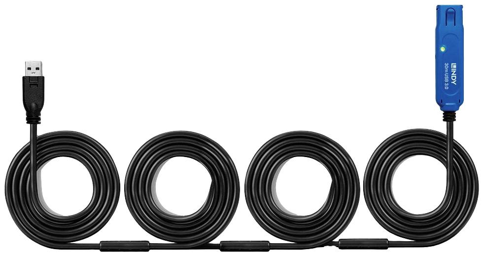 Ein langes, schwarzes USB-Kabel mit einem blauen Adapter am Ende, geeignet zum Verbinden von Geräten über größere Entfernungen.