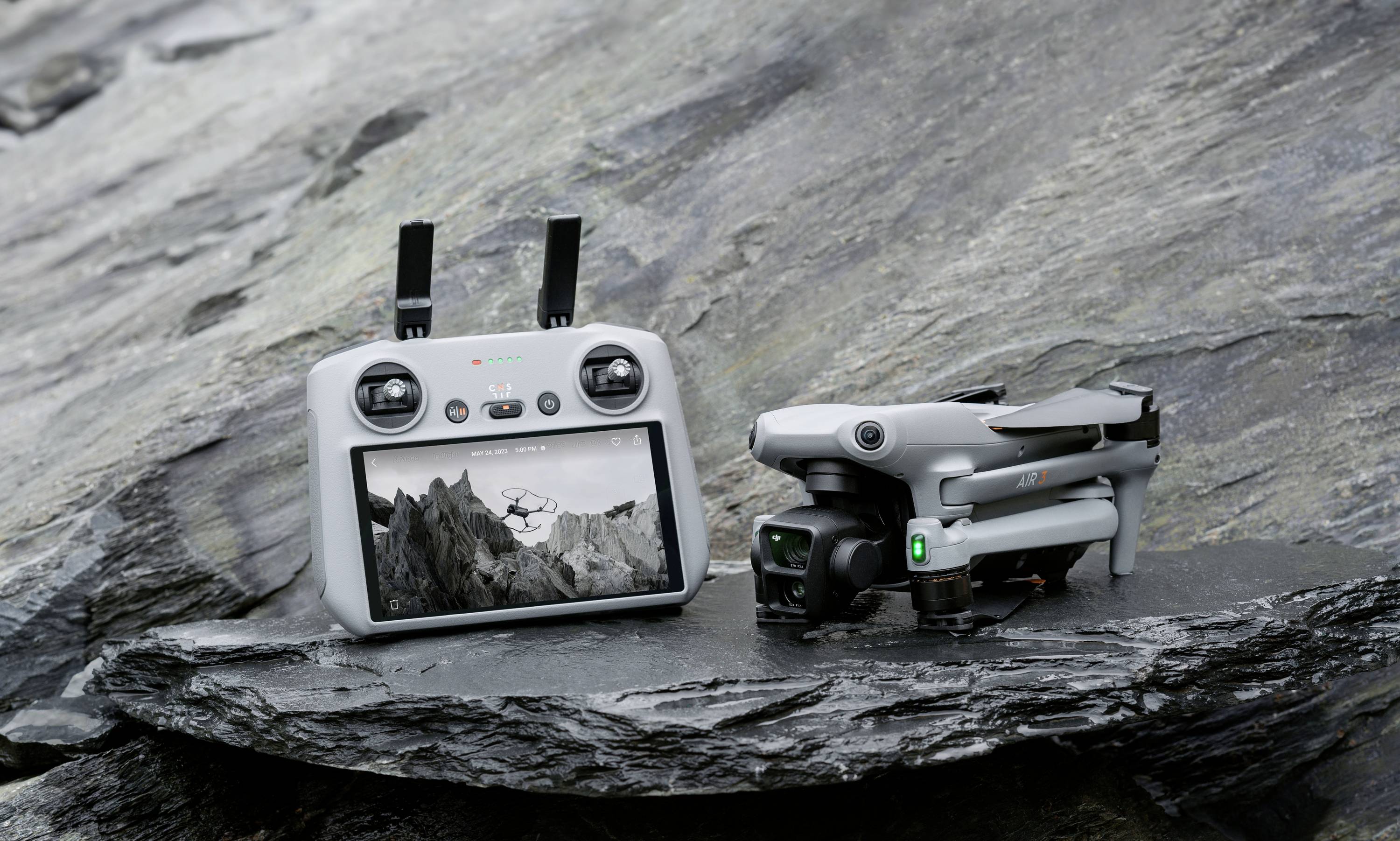 DJI Air 3 Fly More Combo (RC2) inkl. Smart Controller Quadrocopter RtF Dual Kameraflug, Profi Licht