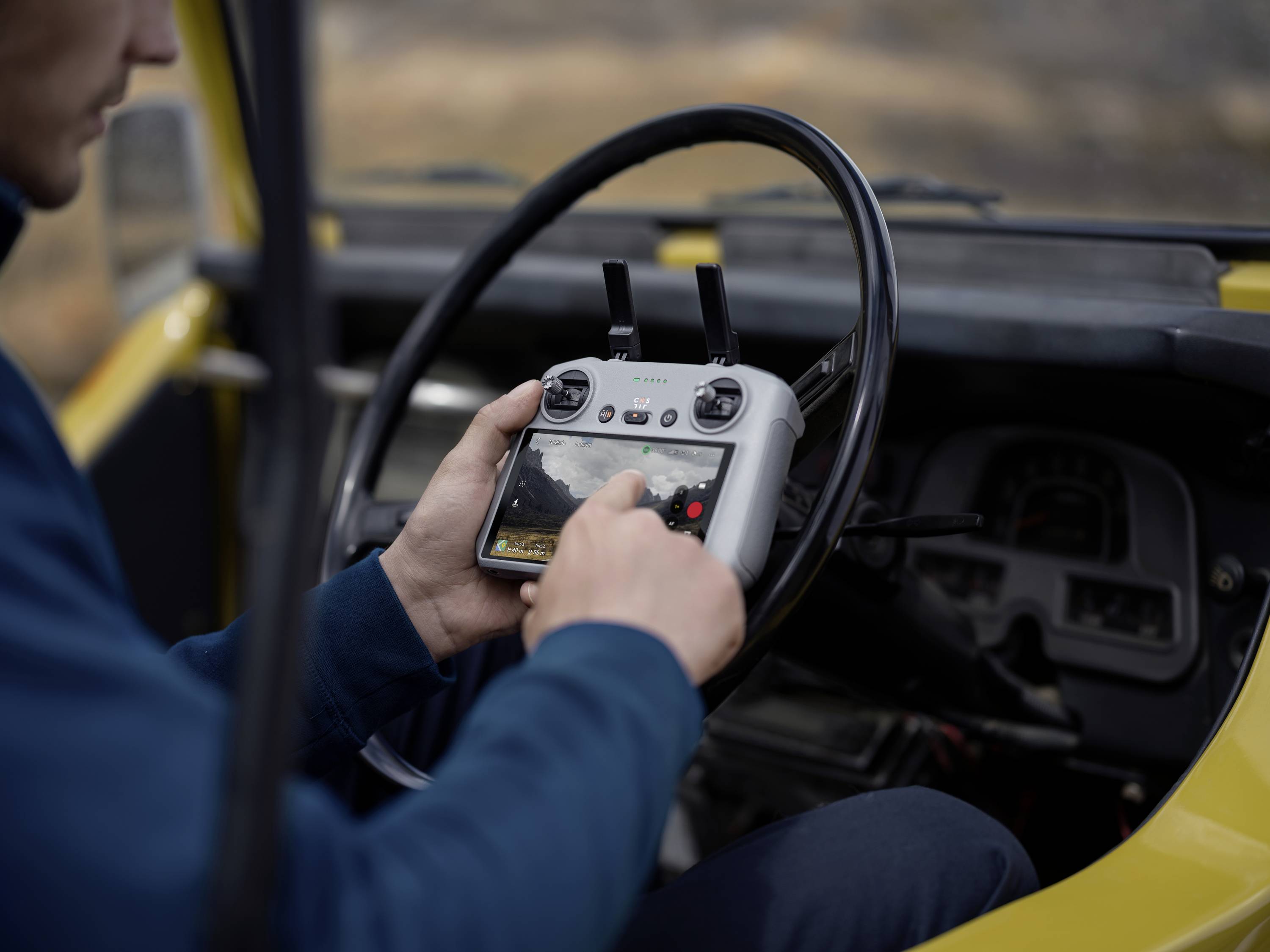 DJI Air 3 Fly More Combo (RC2) inkl. Smart Controller Quadrocopter RtF Dual Kameraflug, Profi Licht