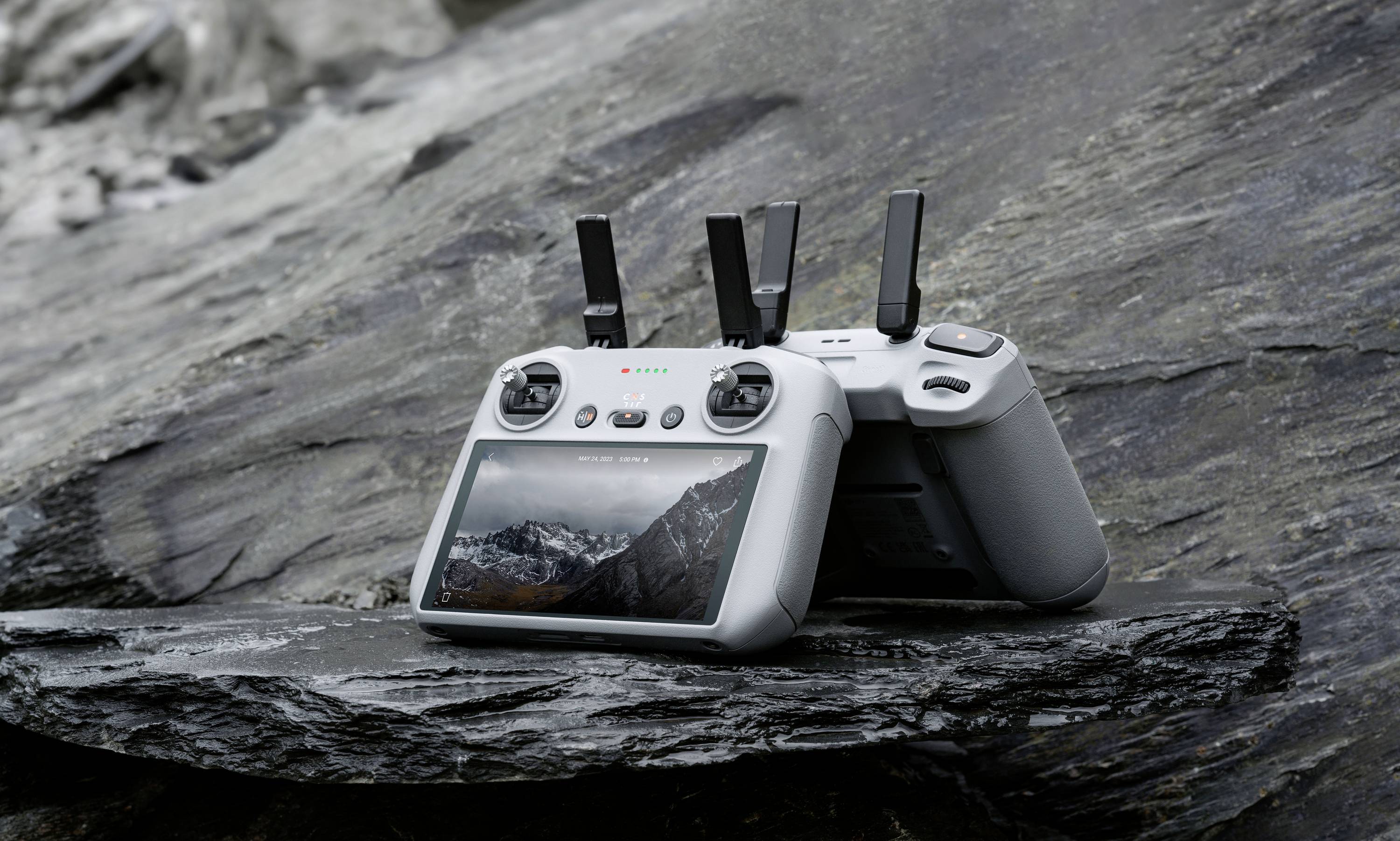 DJI Air 3 Fly More Combo (RC2) inkl. Smart Controller Quadrocopter RtF Dual Kameraflug, Profi Licht