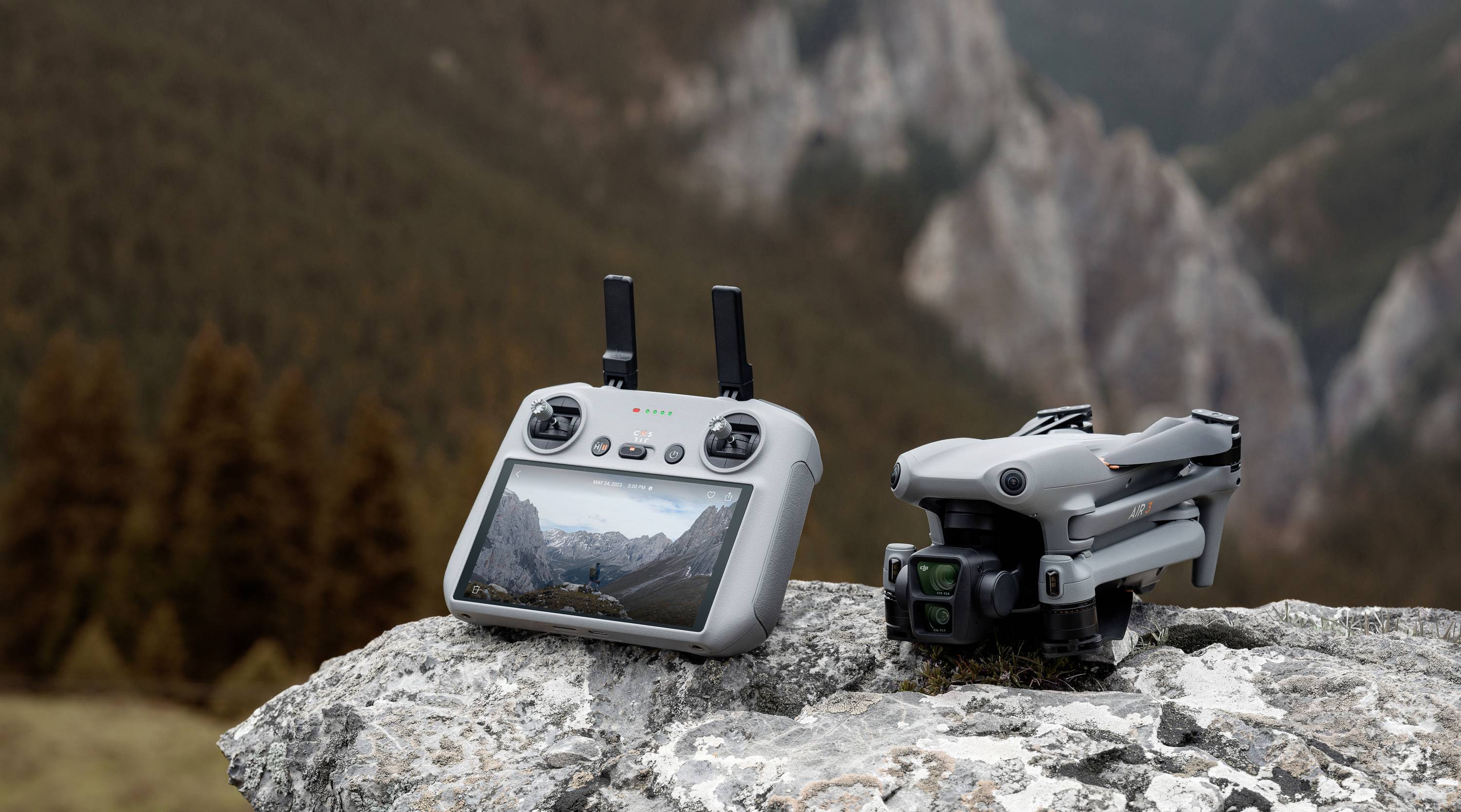 DJI Air 3 Fly More Combo (RC2) inkl. Smart Controller Quadrocopter RtF Dual Kameraflug, Profi Lichtgrau