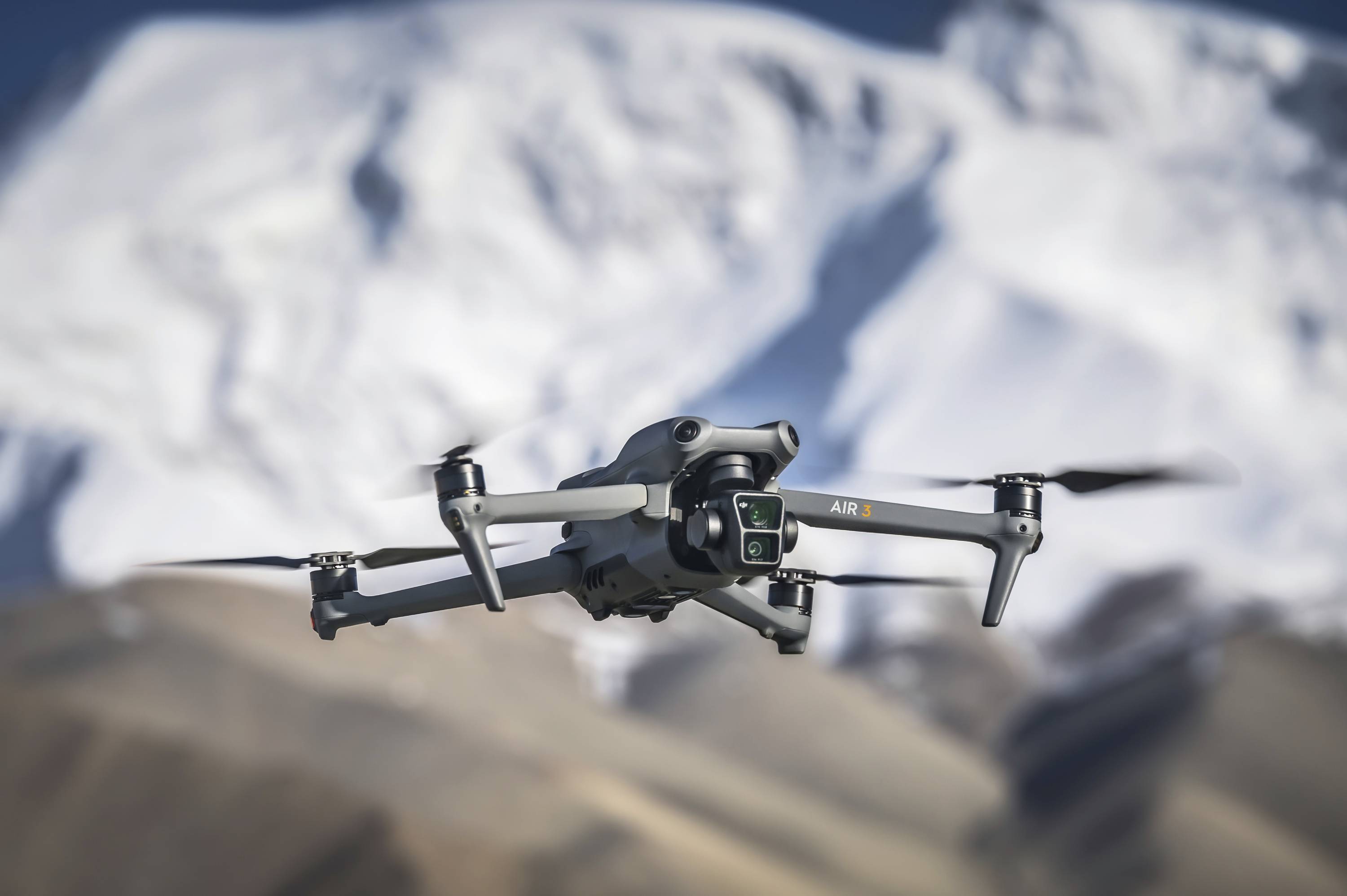 DJI Air 3 Fly More Combo (RC2) inkl. Smart Controller Quadrocopter RtF Dual Kameraflug, Profi Lichtgrau