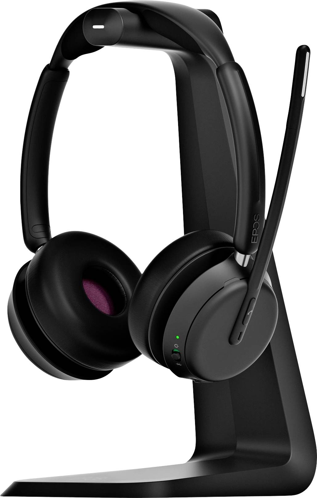 Schwarzes kabelloses Headset auf einem Ständer. Ein grünes Licht leuchtet an einer Ohrmuschel. Das Headset hat ein Mikrofon.
