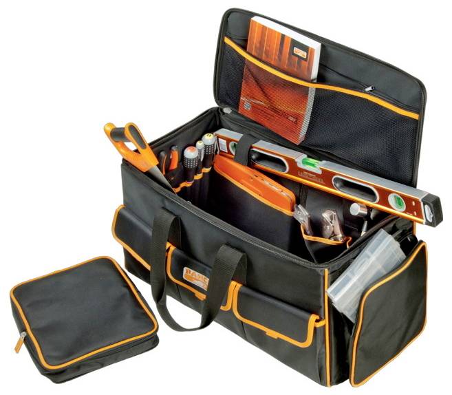 Offene schwarz-orangefarbene Werkzeugtasche mit Handwerkzeugen, Wasserwaage, Schraubendrehersatz und einem kleinen Reißverschlussbeutel daneben auf weißem Hintergrund.