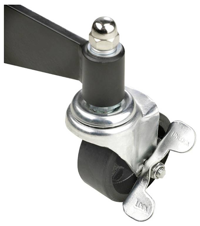 Eine Nahaufnahme eines Lenkrollers mit einem metallenen Fußverriegelungsmechanismus, der mit den Wörtern 