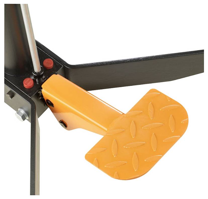 Ein Nahaufnahmebild eines orangefarbenen Fußpedals, das an einem schwarzen Metallrahmen befestigt ist und höchstwahrscheinlich Teil einer mechanischen oder industriellen Ausrüstungsanordnung ist.