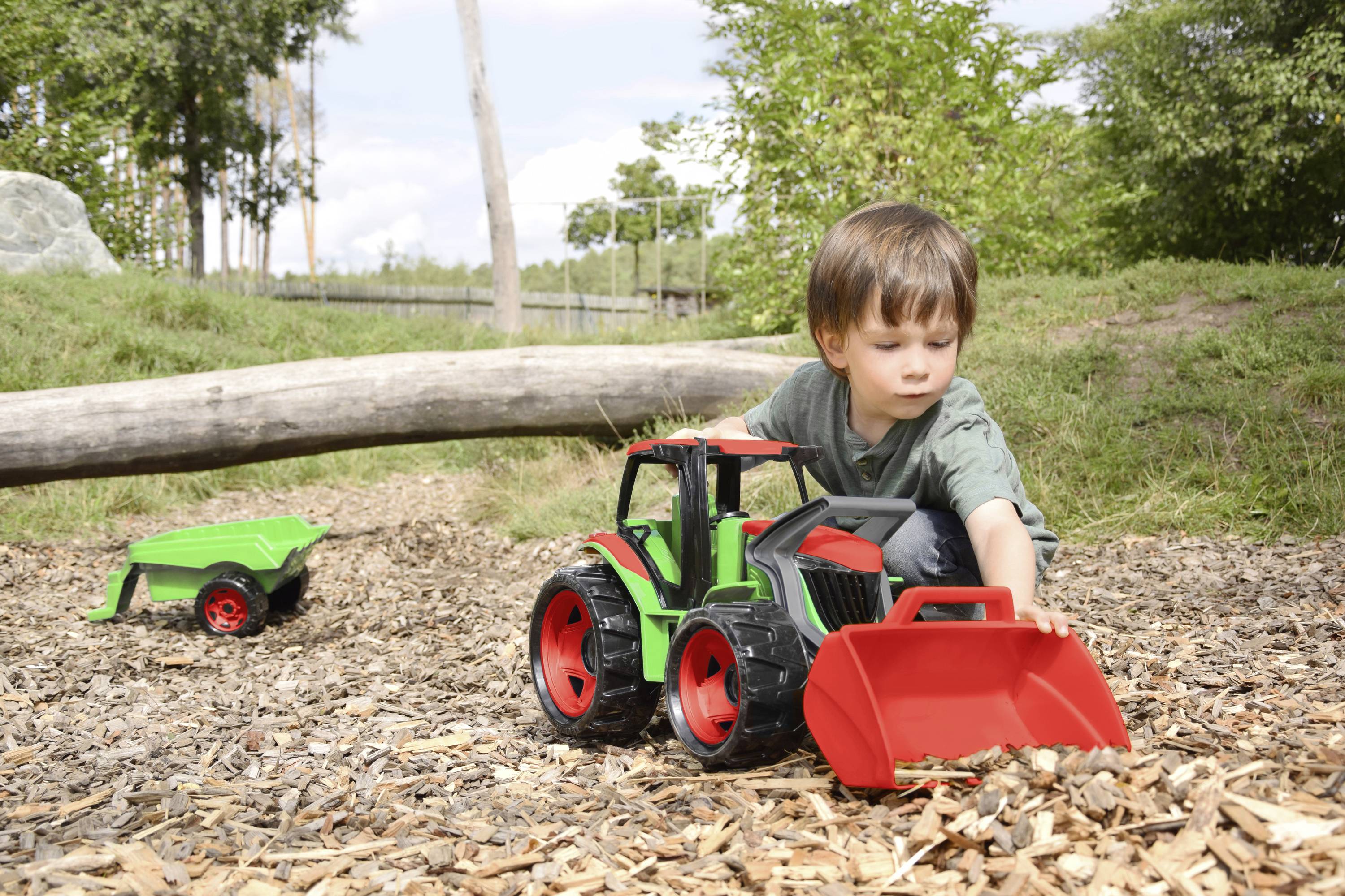 LENA® GIGA TRUCKS Traktor mit Frontlader & Anhänger, hellgrün/rot, Schaukarton