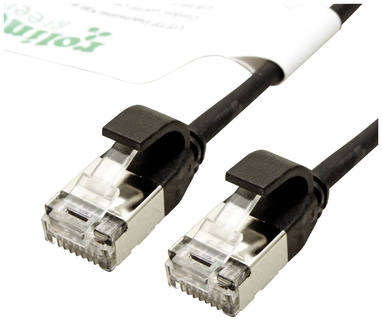Zwei schwarze Ethernet-Kabel mit transparenten Steckern liegen nebeneinander auf einer weißen Oberfläche.