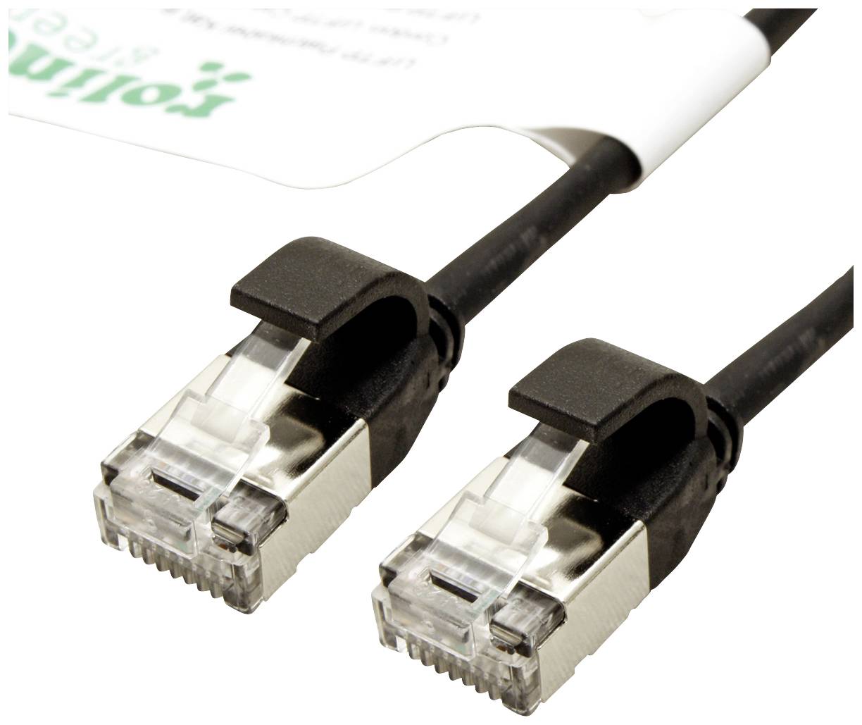 Zwei schwarze Ethernet-Kabel mit durchsichtigen Steckern liegen nebeneinander. Eignen sich zum Verbinden von Netzwerkgeräten.