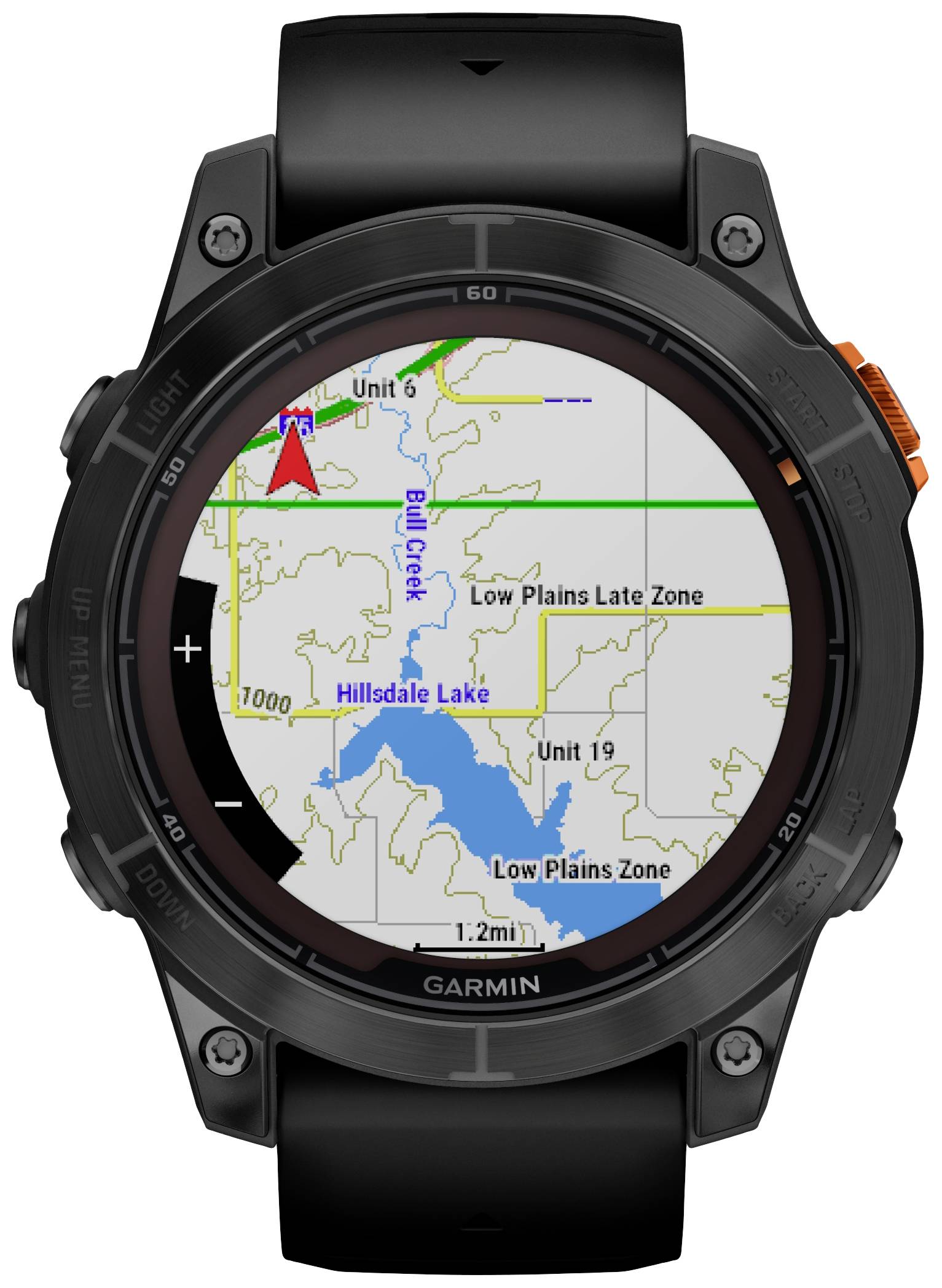 Eine Smartwatch zeigt eine topografische Karte mit Höhenlinien, 'Hillsdale Lake', und markierten Zonen. Ein roter Pfeil deutet auf Navigationsrichtung.
