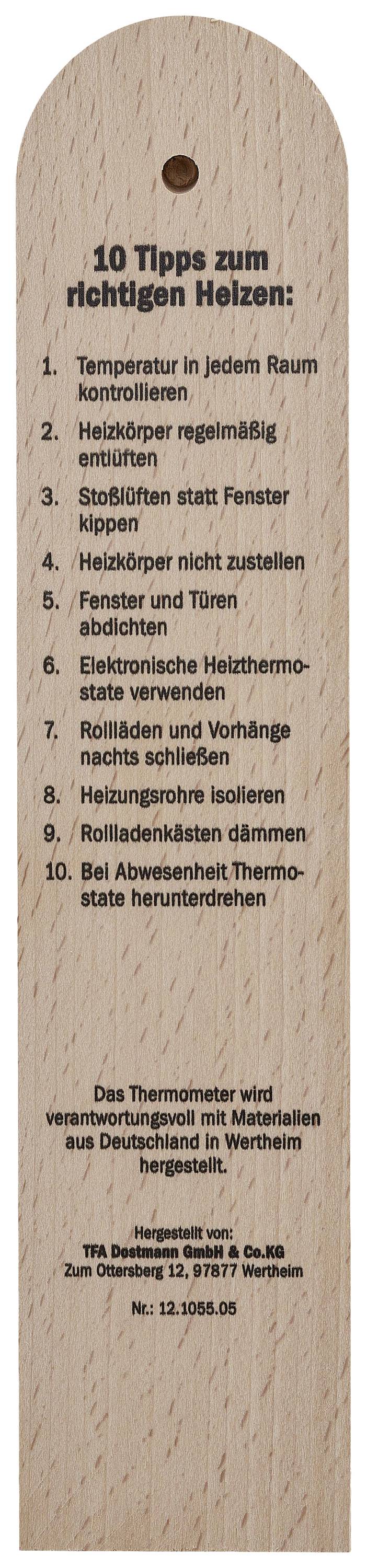 Ein hellbraunes Holztürschild mit der Aufschrift '10 Tipps zum richtigen Heizen', gefolgt von Energiespartipps für Zuhause.
