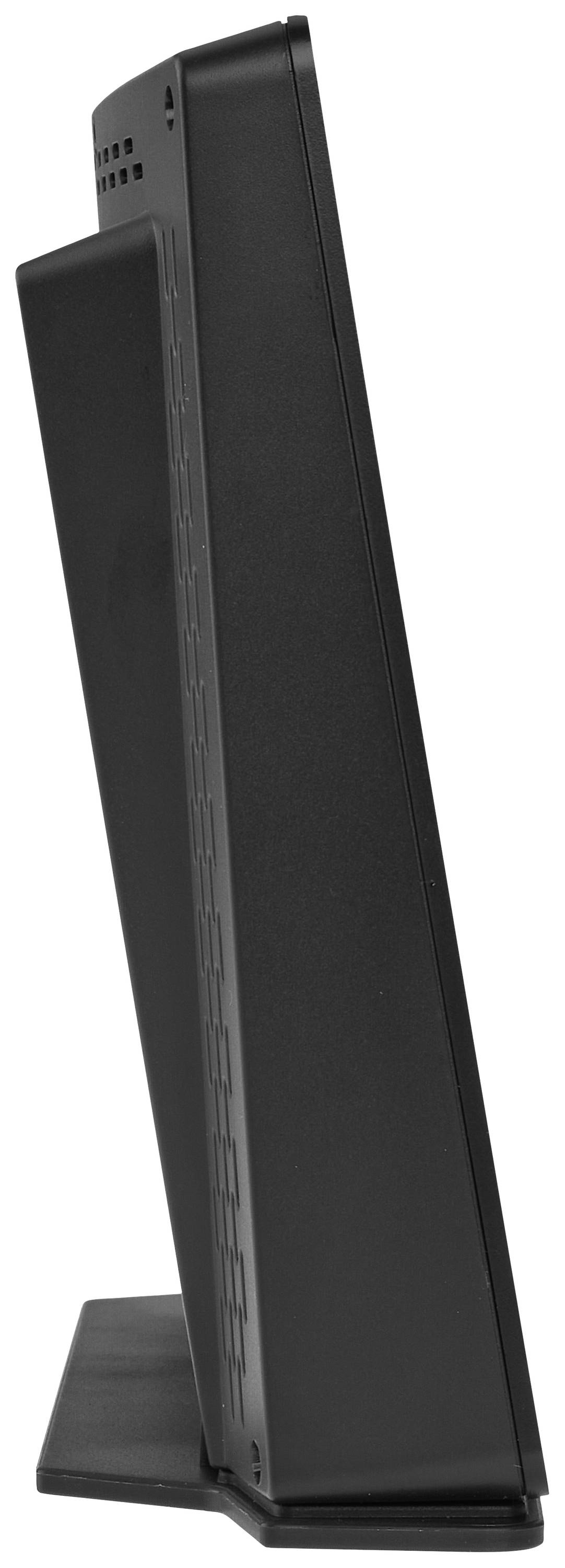 Ein schwarzer PC-Gehäuse in schlankem, vertikalen Design, auf einer Standhalterung stehend, Seitenansicht.