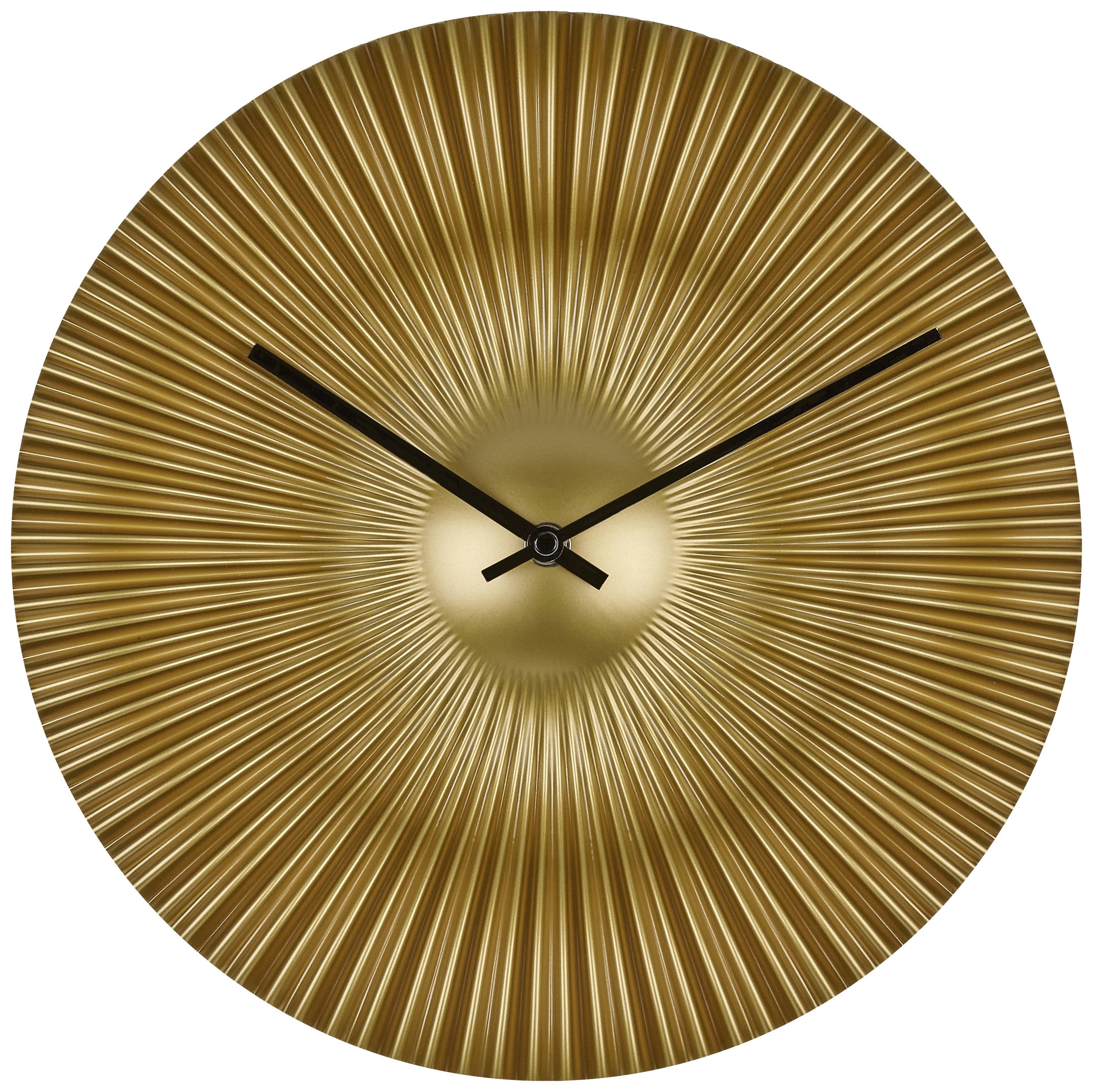 Eine goldene Wanduhr mit strahlenförmigem Muster und schwarzen Zeigern zeigt die Uhrzeit an.